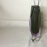 Vase long en verre de murano, bleu gris avec reflets violets