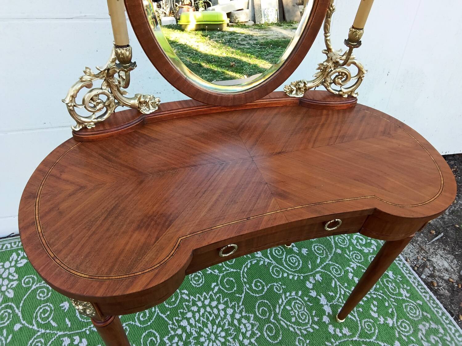 Kidney dressing table