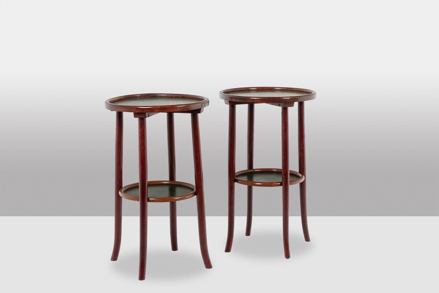 Thonet. Pair of side tables with 2 tops in stained beech. 1900s.