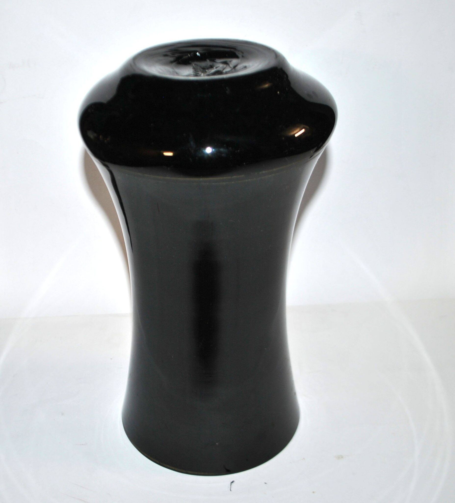 Vase Charles X en opaline noir décor émaillé fleuri peint à la main