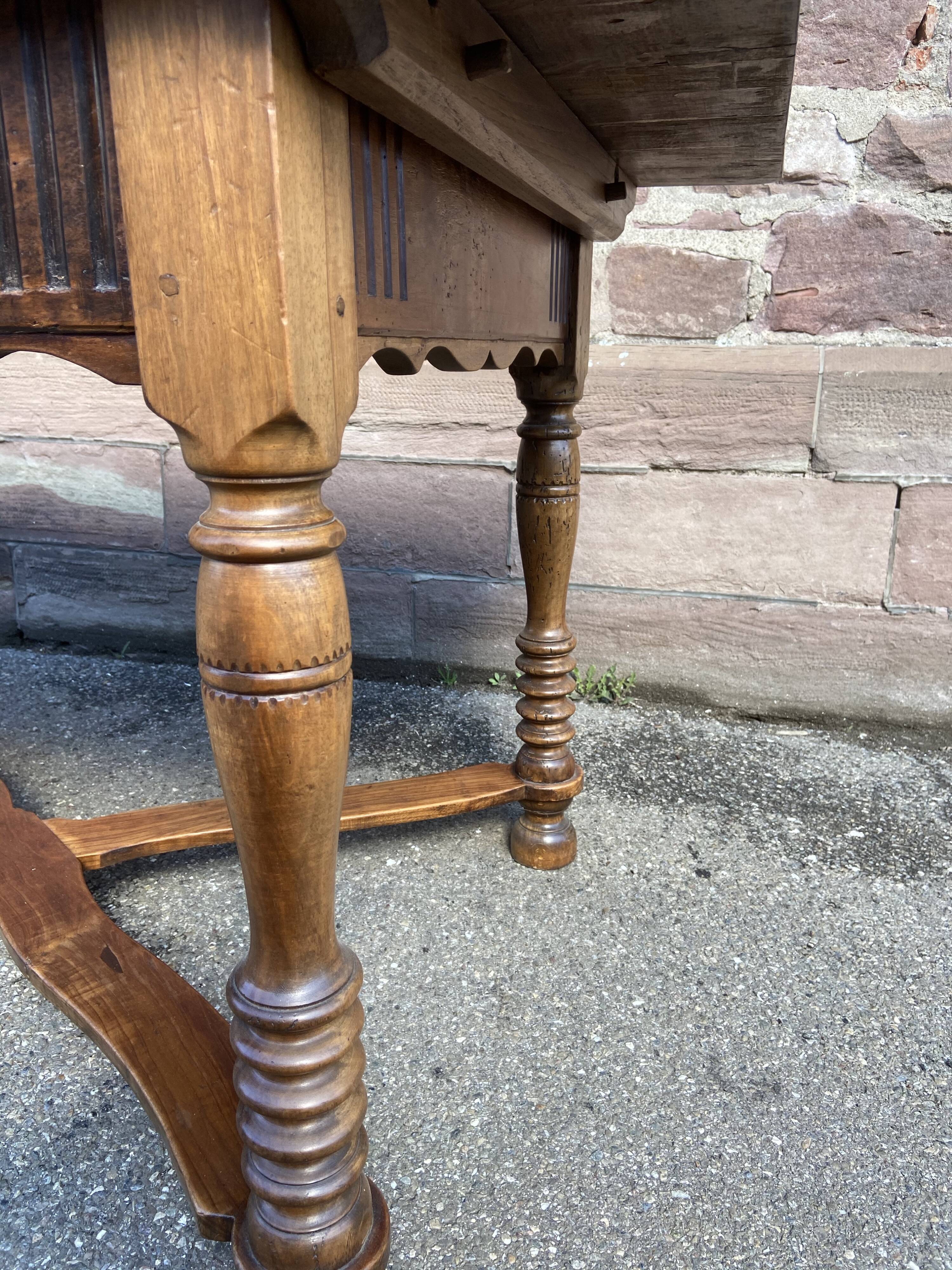Alsatian farm table in vintage walnut 1850s