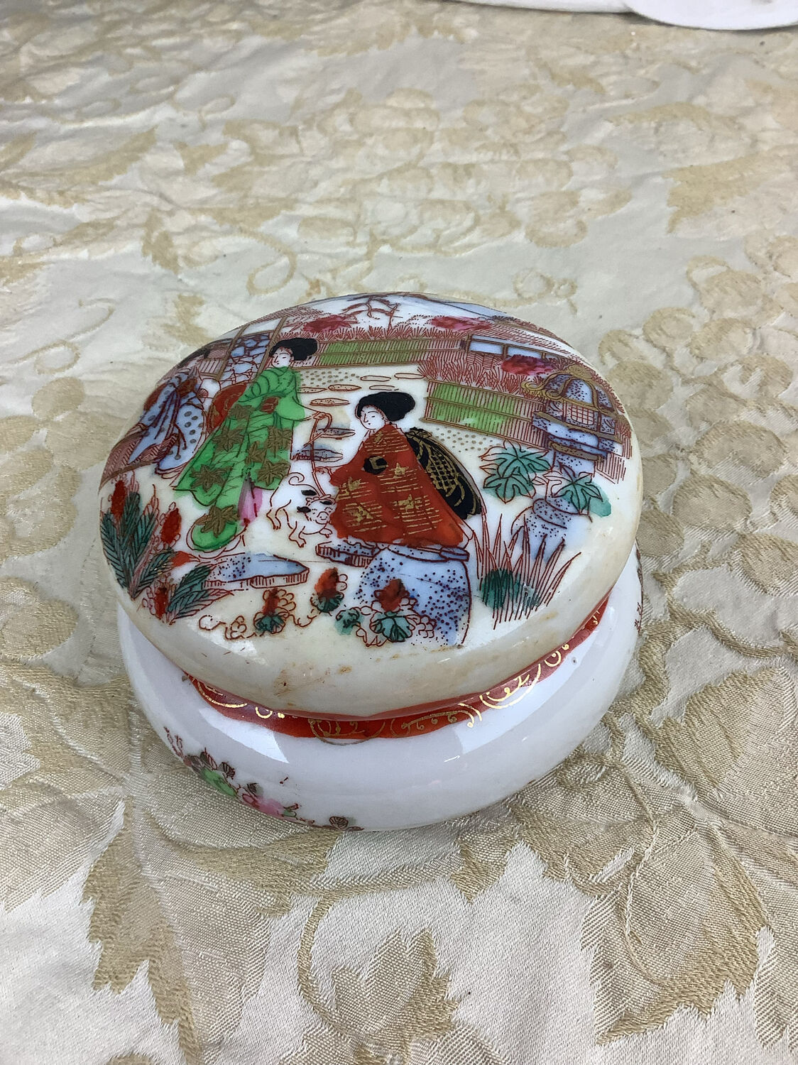 Antique Japanese porcelain bonbonnière