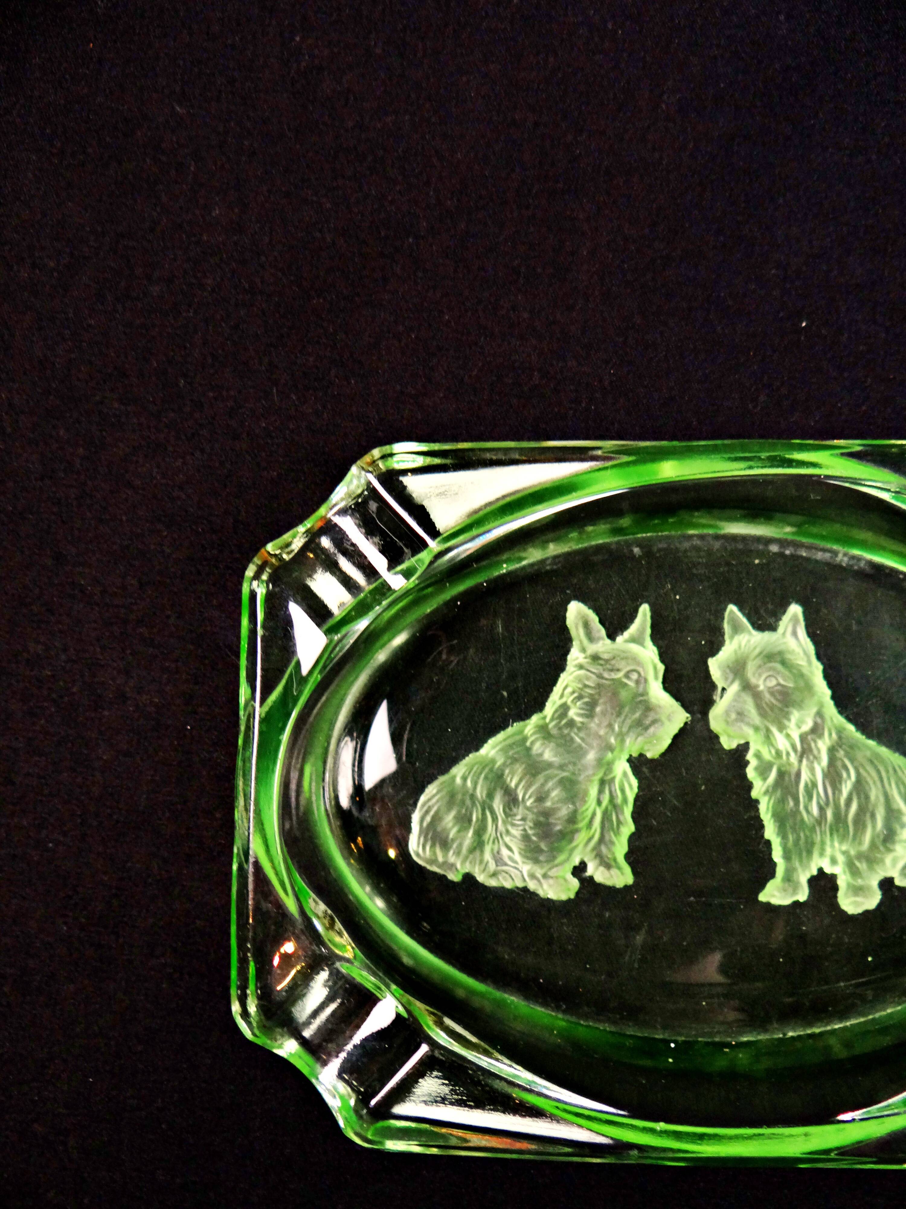 Cendrier style Art Déco en ouraline en verre gravé chiens Scottish Terrier