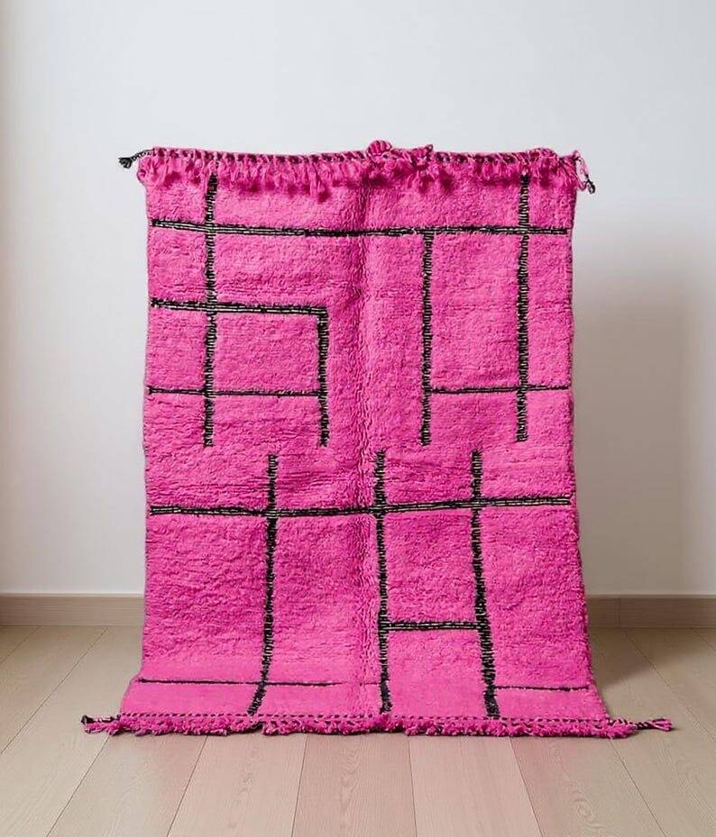 Traditional handmade Moroccan rug with pink patterns, 200x300 cm.