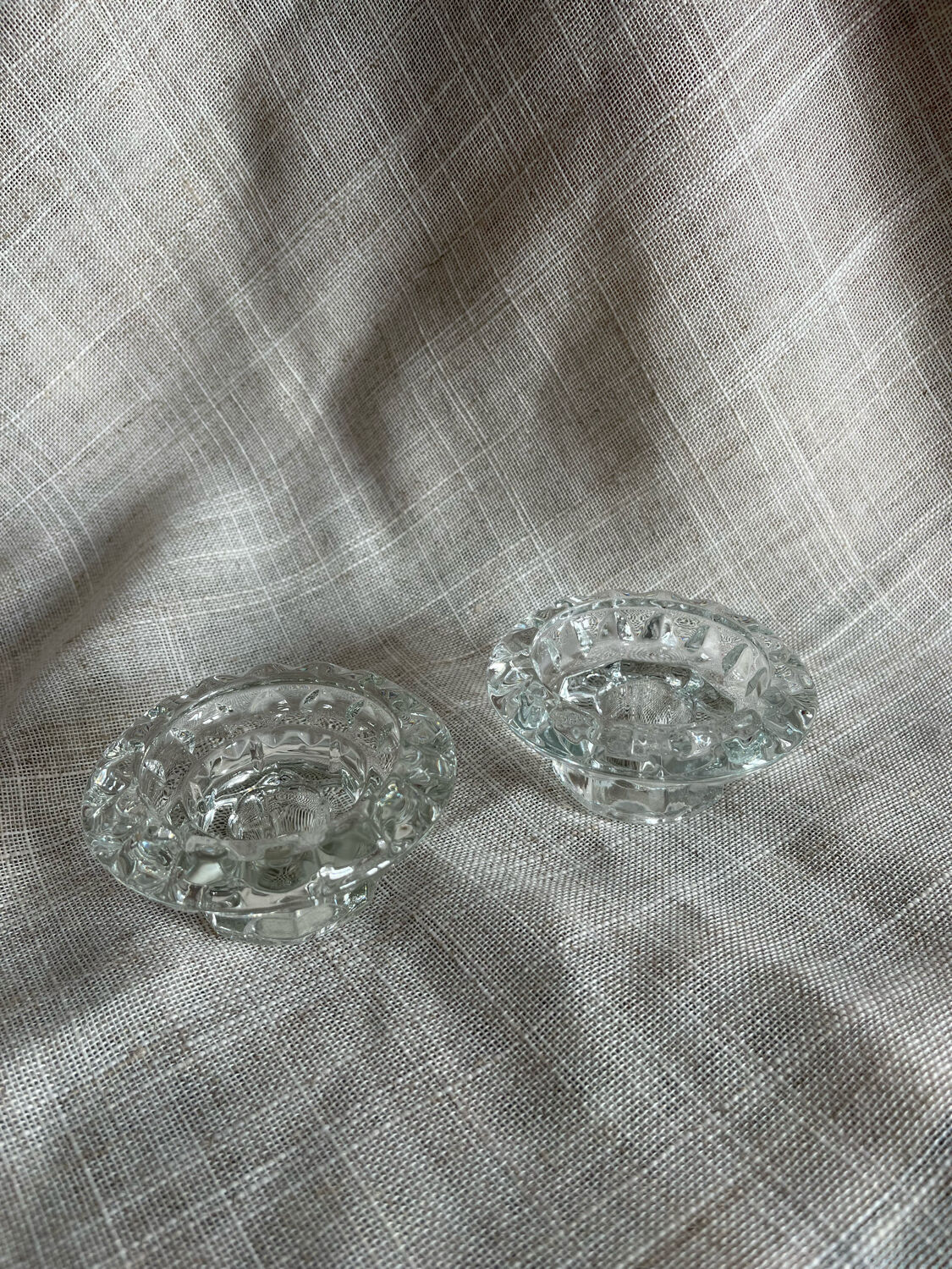 Paire de bougeoirs en verre