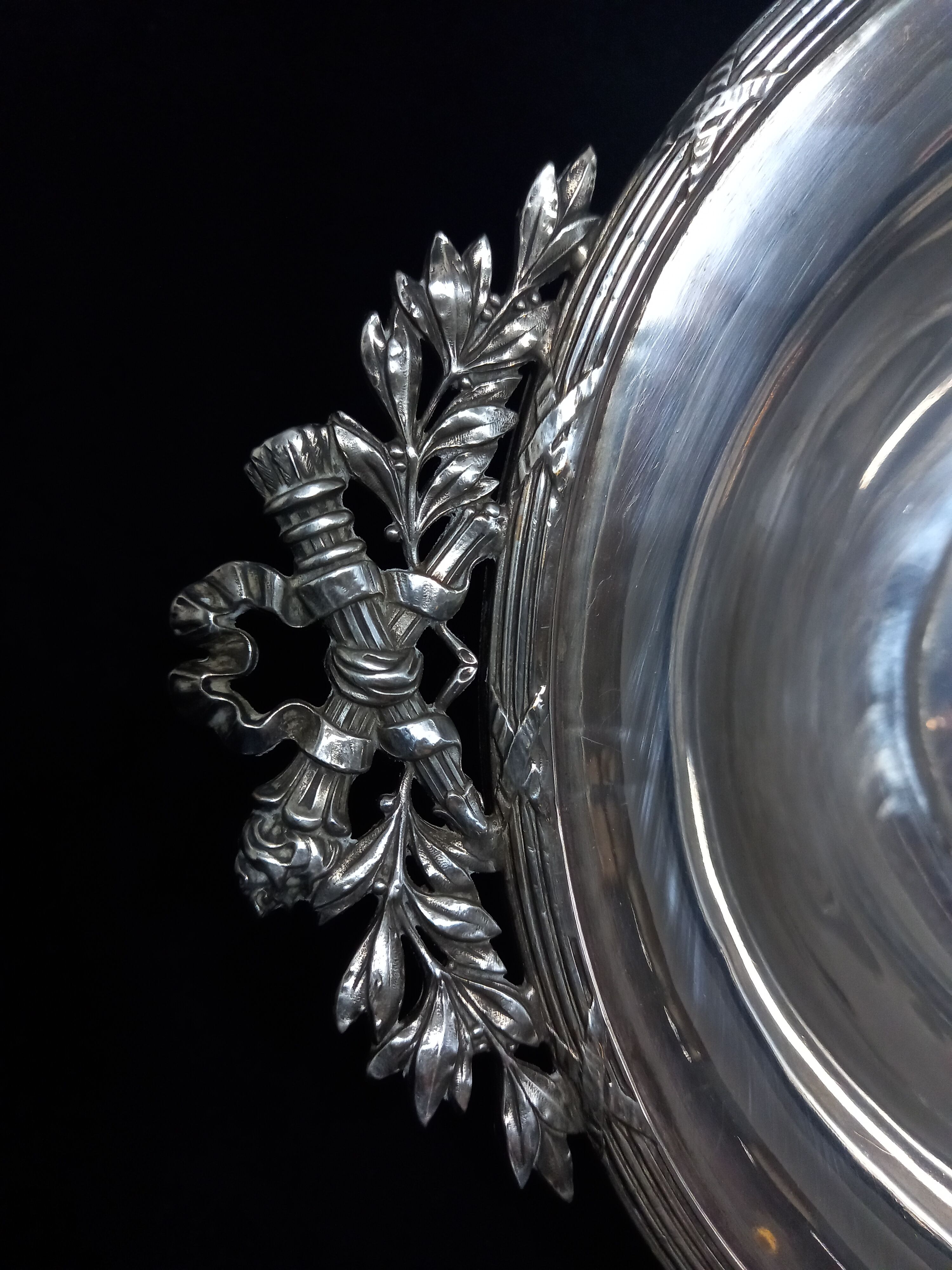 Plat argenté style Louis XVl avec poignées avec motif de torche et carquois