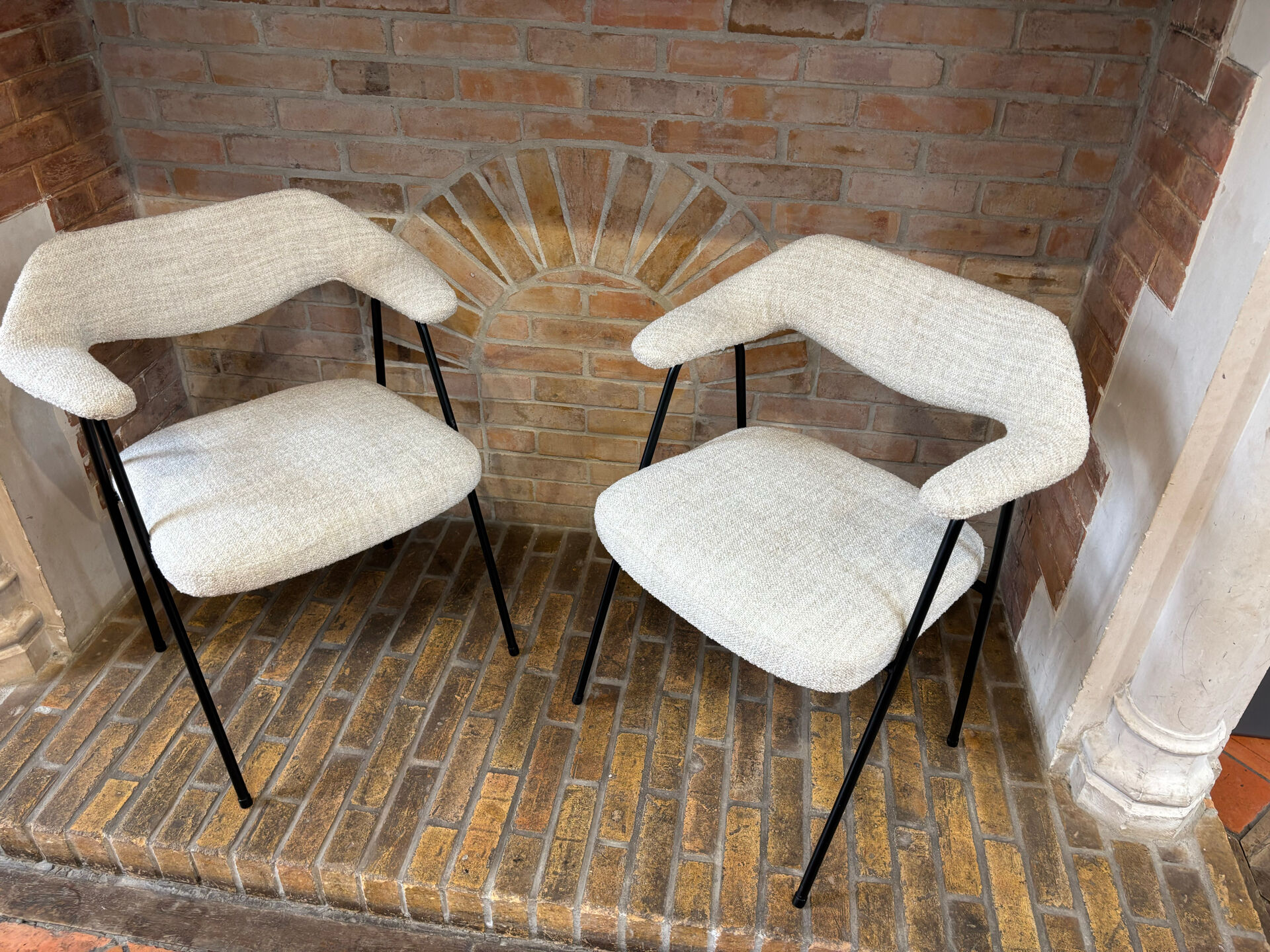 Paire de fauteuils Lucien et Robin Day modèle 675