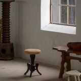 Adjustable Victorian-style piano stool with a jute fabric seat, early 20th century.