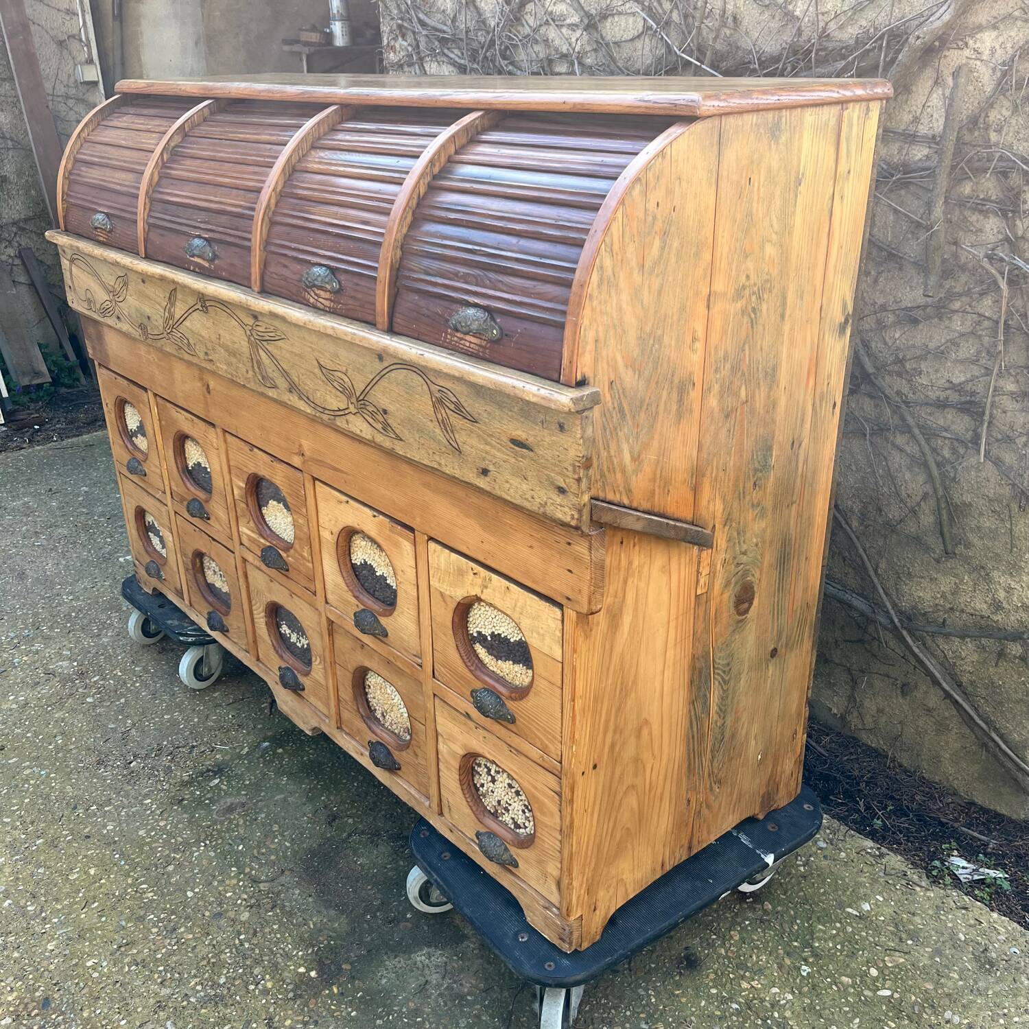 Drawer cabinet, grain store
