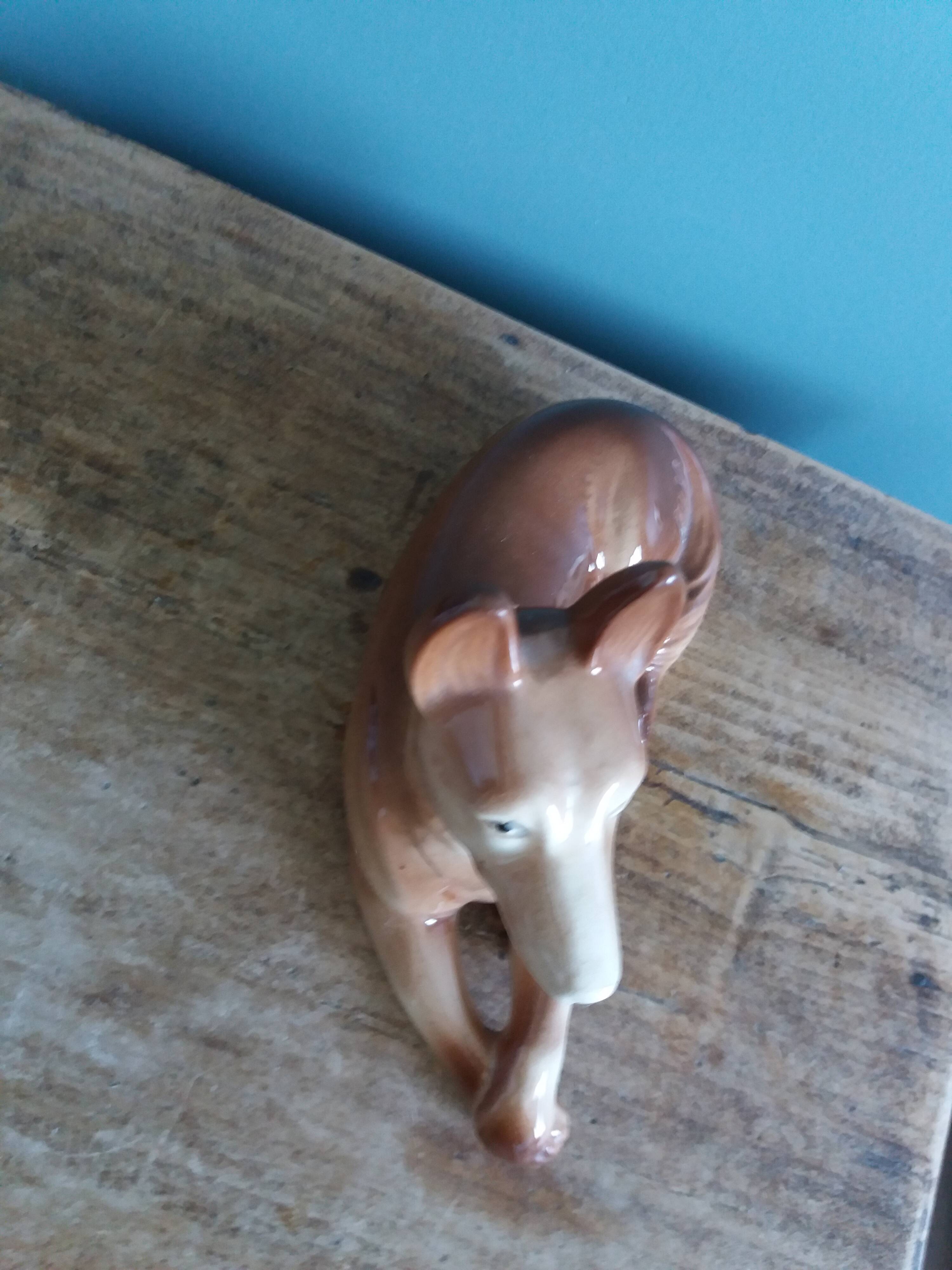 Ancien Chien En Faïence Rouge - Style Saint-Clément - Sculpture Non Signée