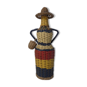 Ancienne bouteille habillée de