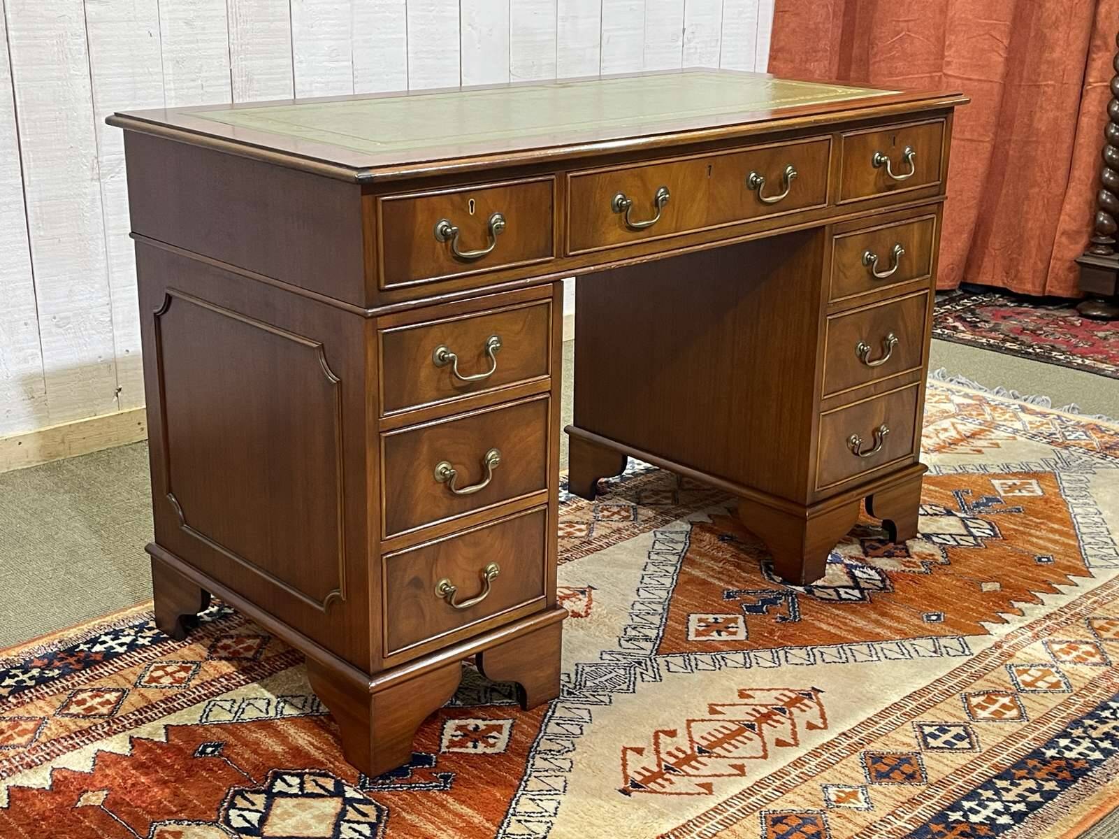 Bureau anglais à caissons des années 1950 en acajou et dessus cuir