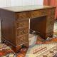 Bureau anglais à caissons des années 1950 en acajou et dessus cuir