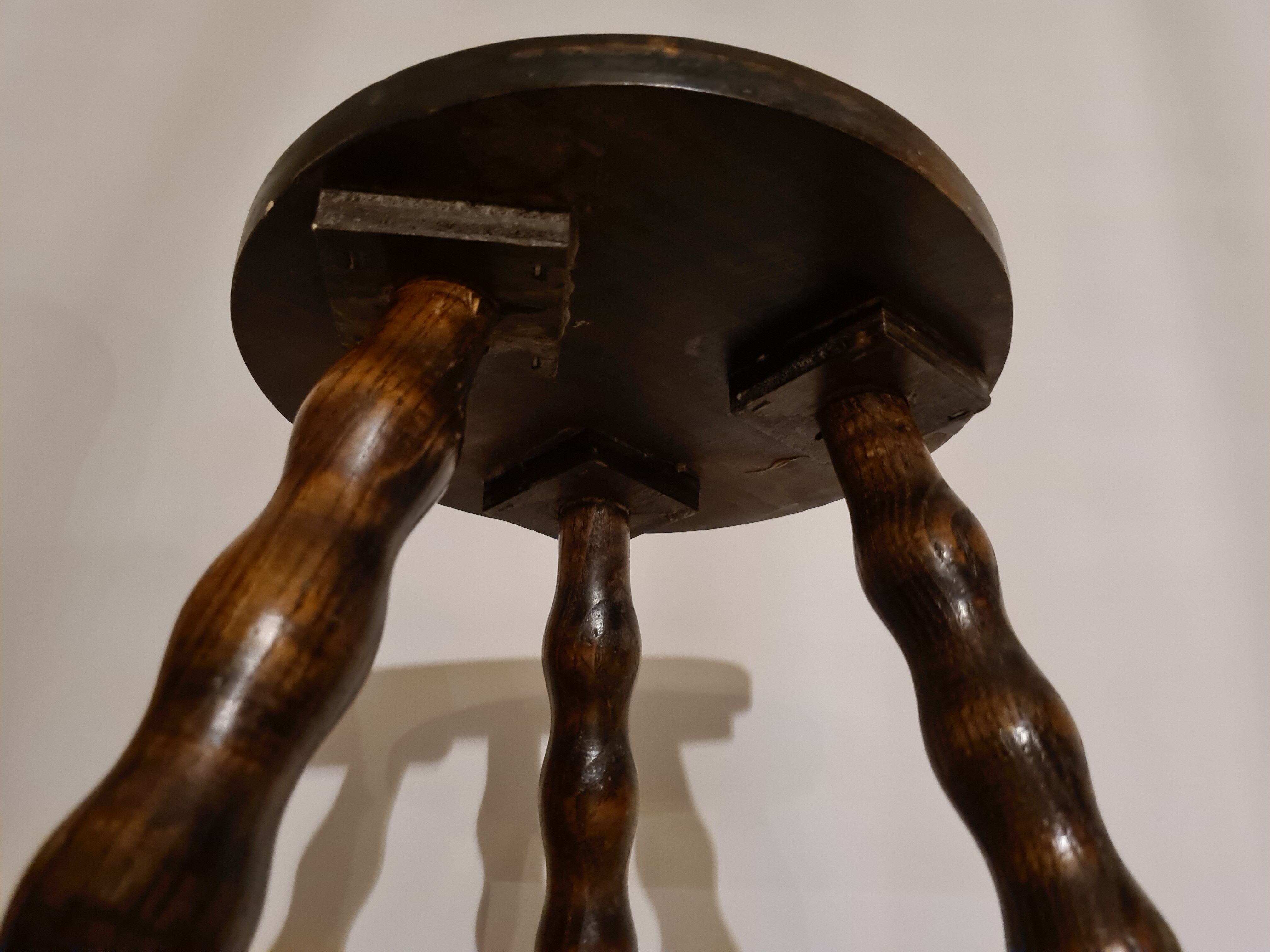 Tabouret tripode pieds torsadés XIXème siècle