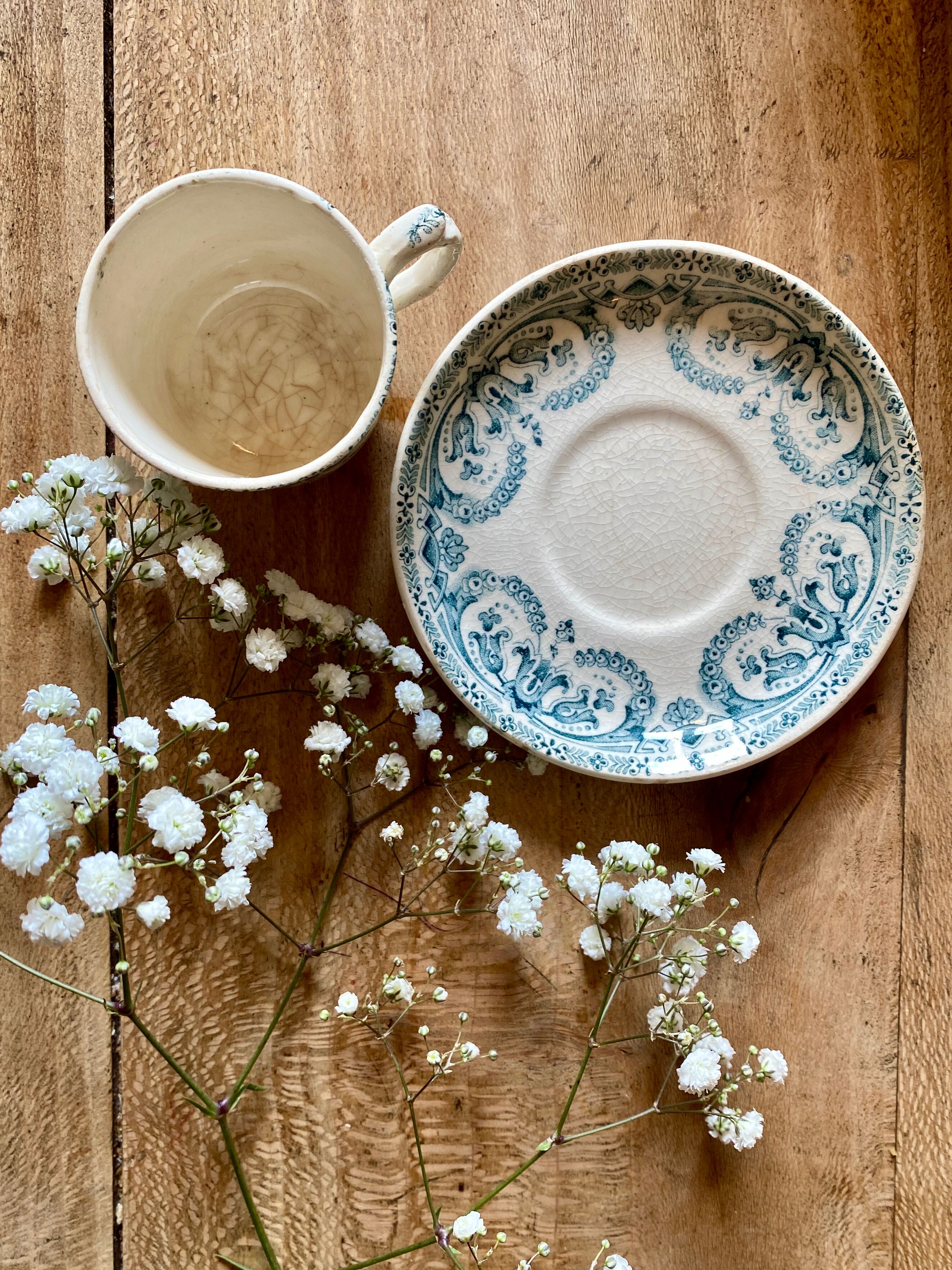Tasse ancienne en terre de fer modèle guirlande de au planteur de caïffa