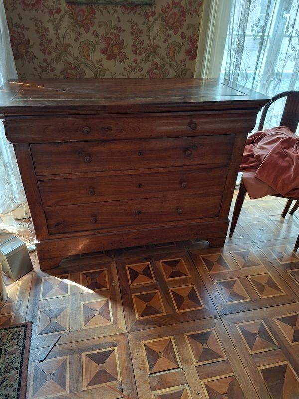 Walnut chest of drawers