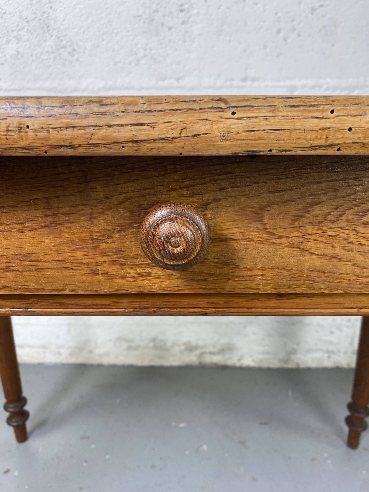 Table en bois avec tiroir