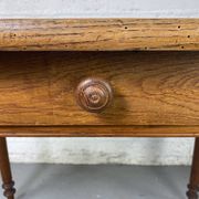 Table en bois avec tiroir