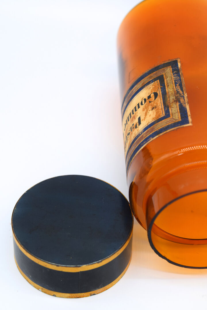 Pharmacy/apothecary old amber glass pot