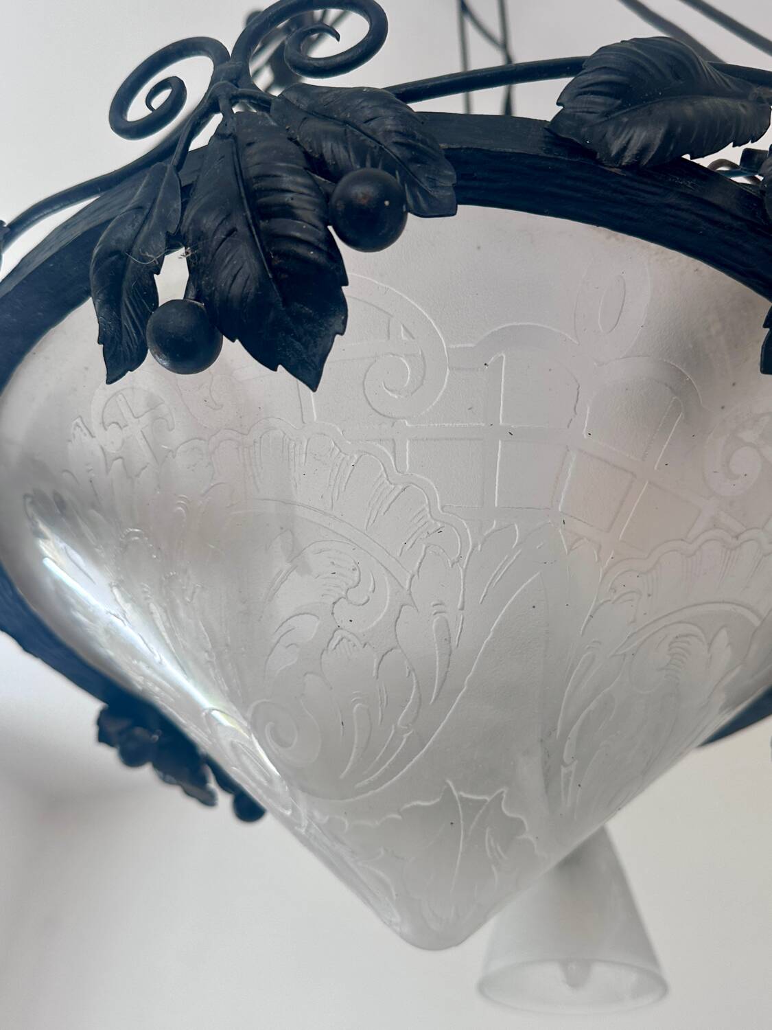 Vintage vine décor chandelier – frosted glass – country house