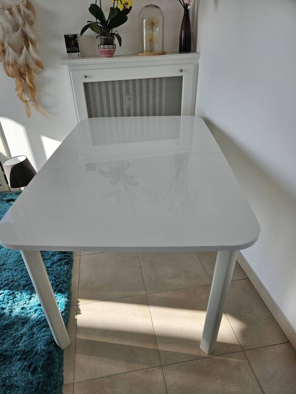 table laqué blanc  salle a manger  pietement metal blanc  tres bon etat