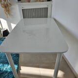 Glossy white table for dining room with white metal legs, in very good condition.