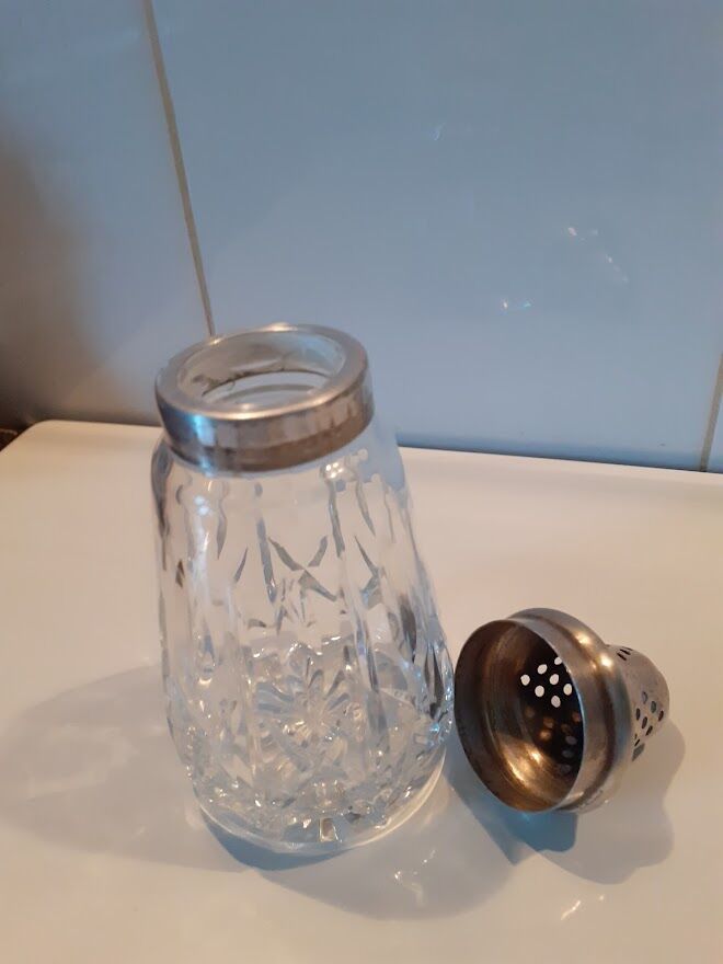 Crystal sugar sprinkler