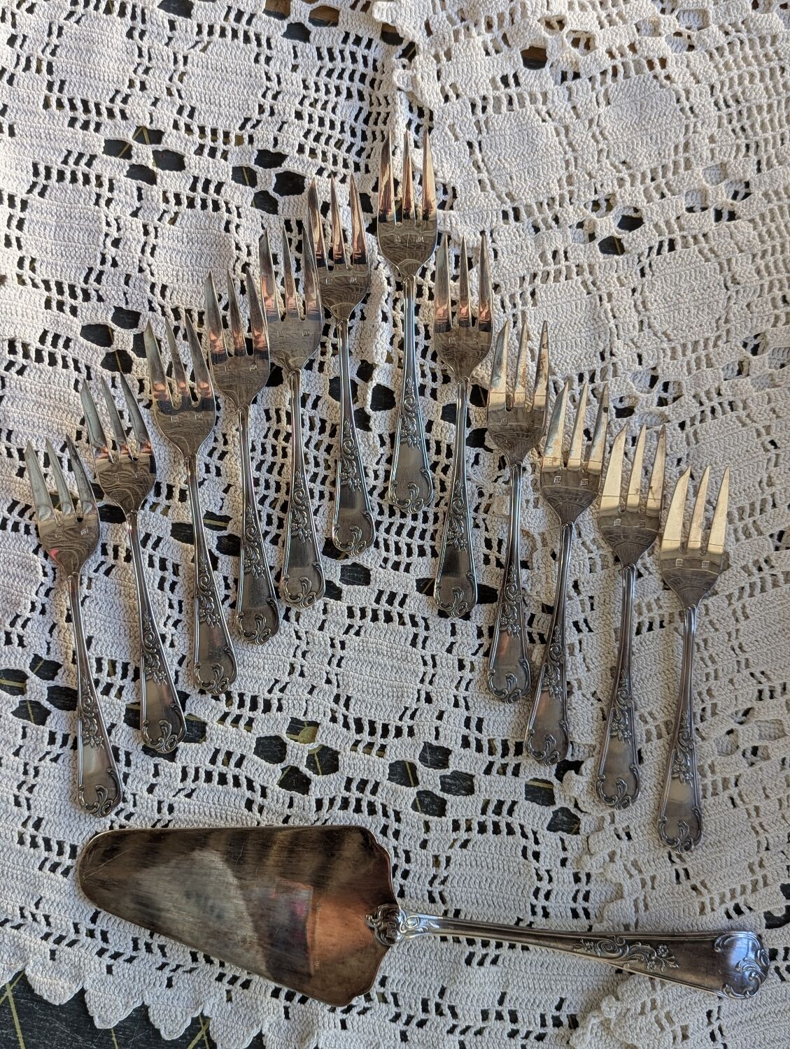 Série de 12 fourchettes à dessert et pelle à tarte