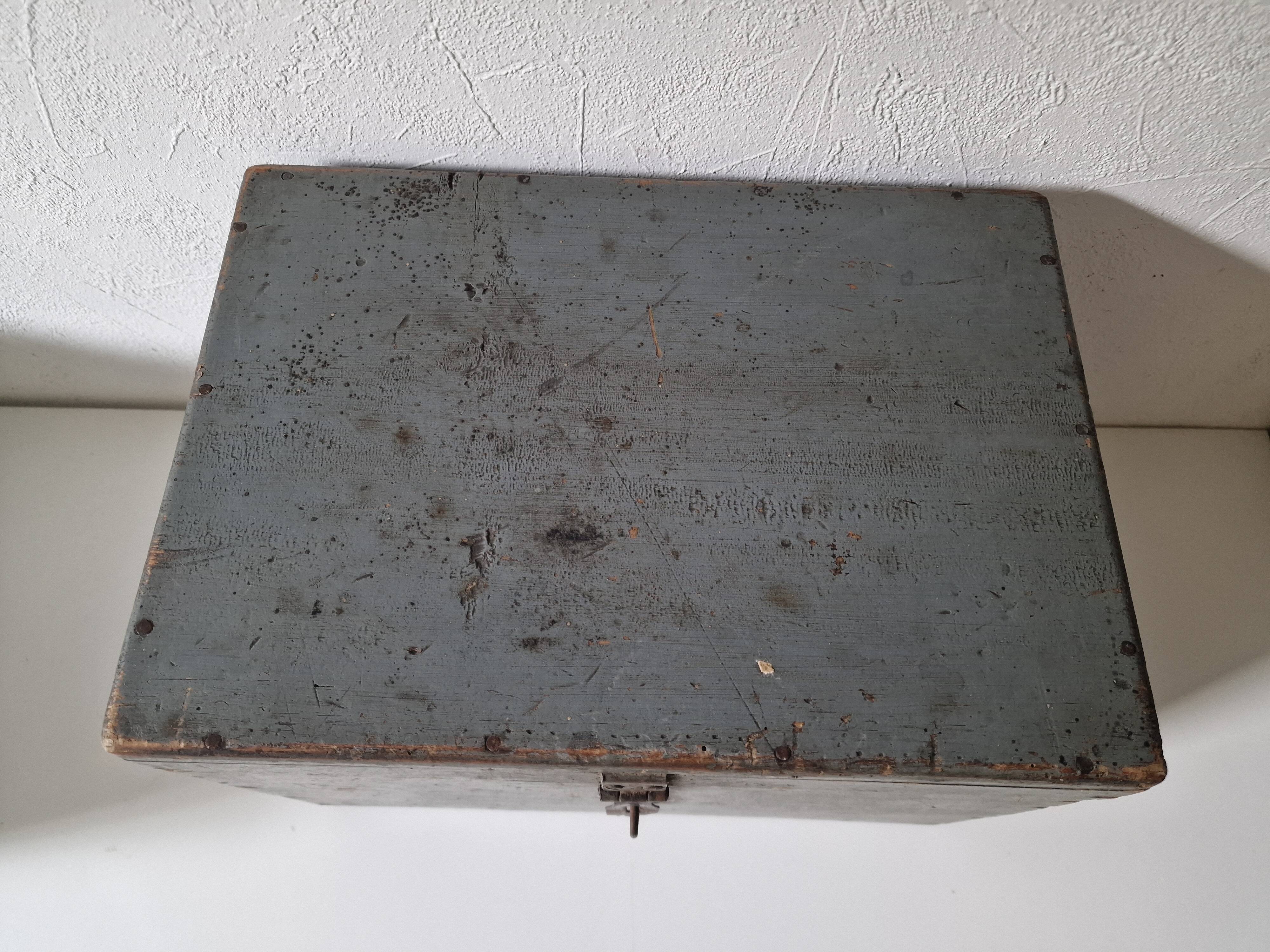 Boite coffre en bois patinée grise