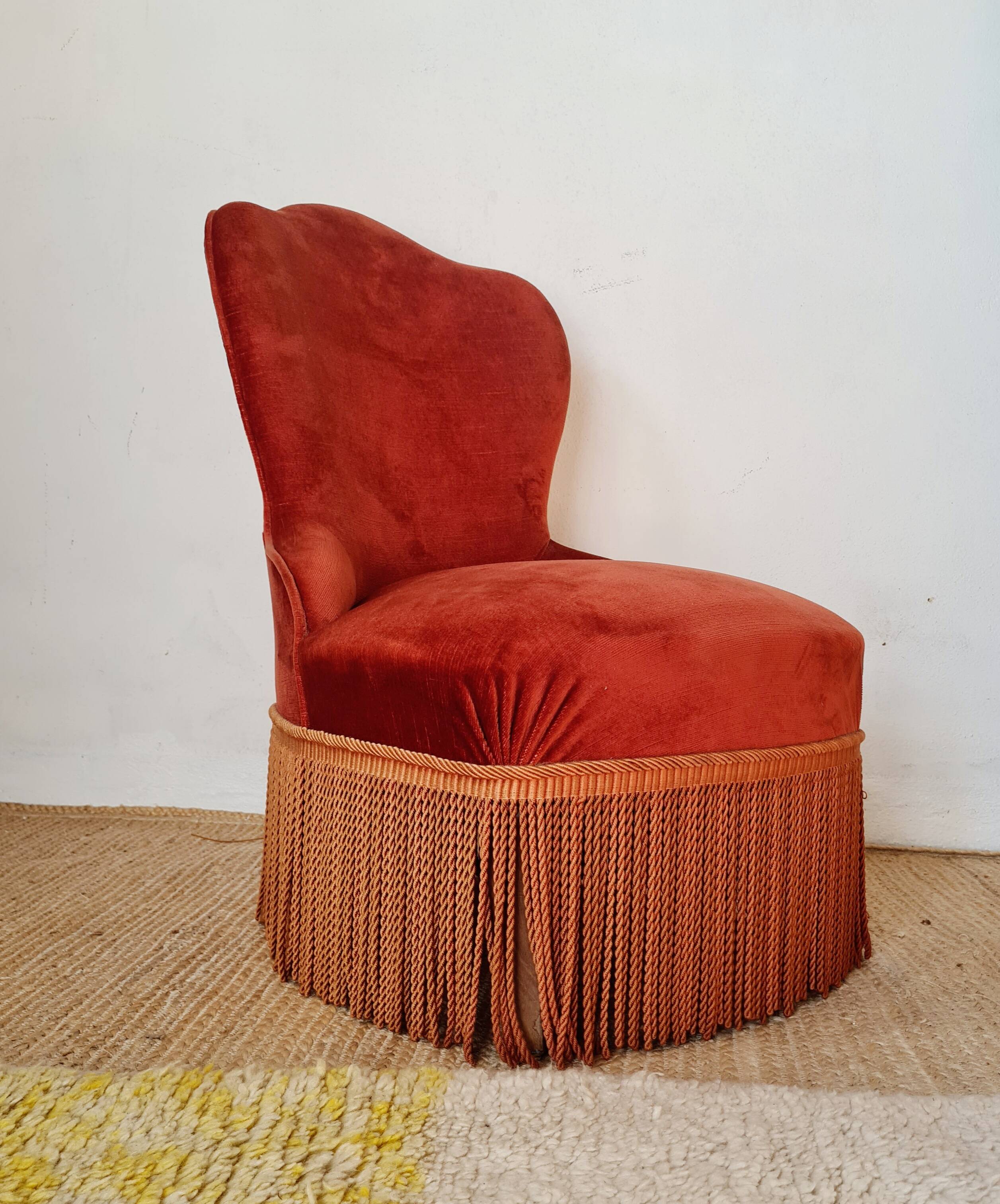 Red velvet toad armchair with fringes