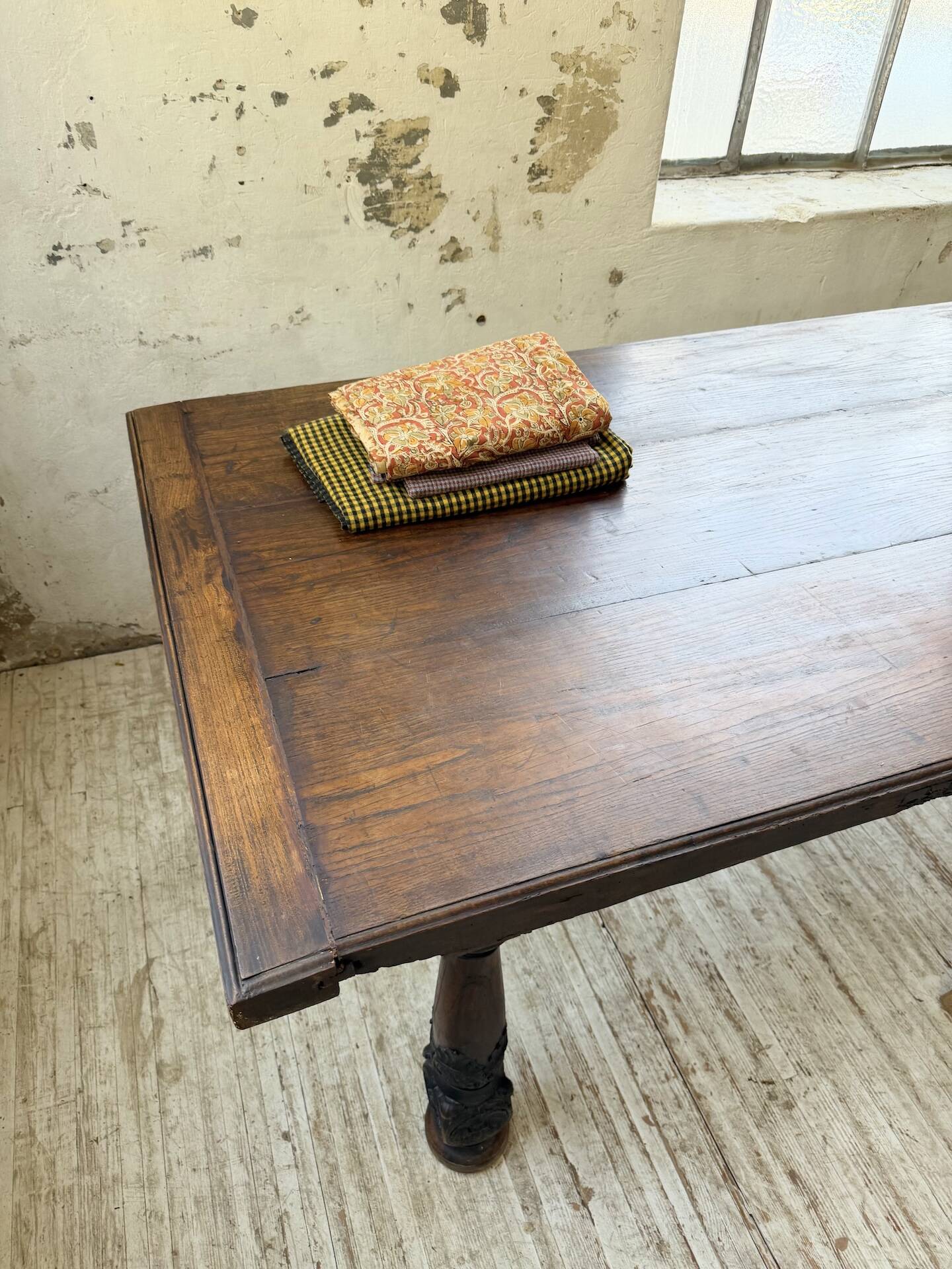 19th-century castle table, carved solid oak, 190cm.