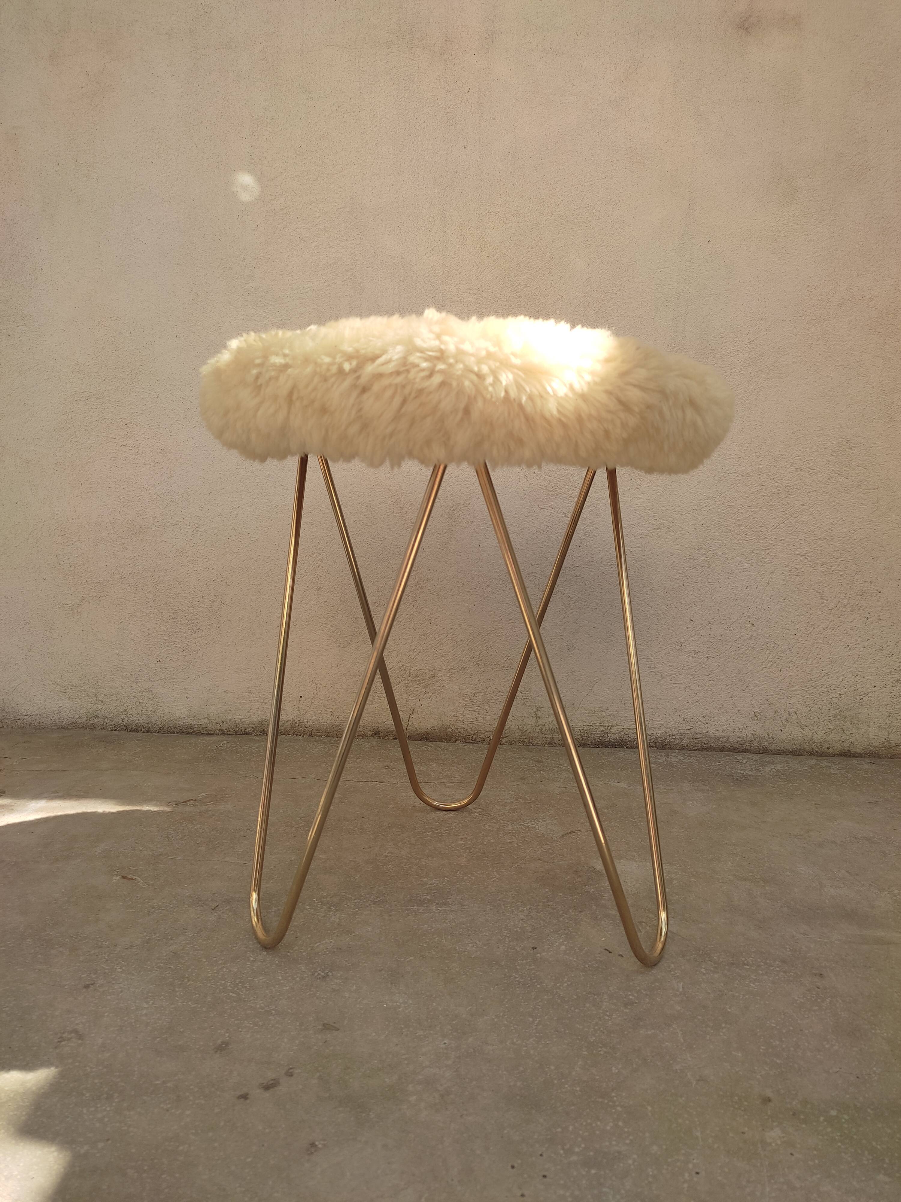Synthetic fur stool with golden feet