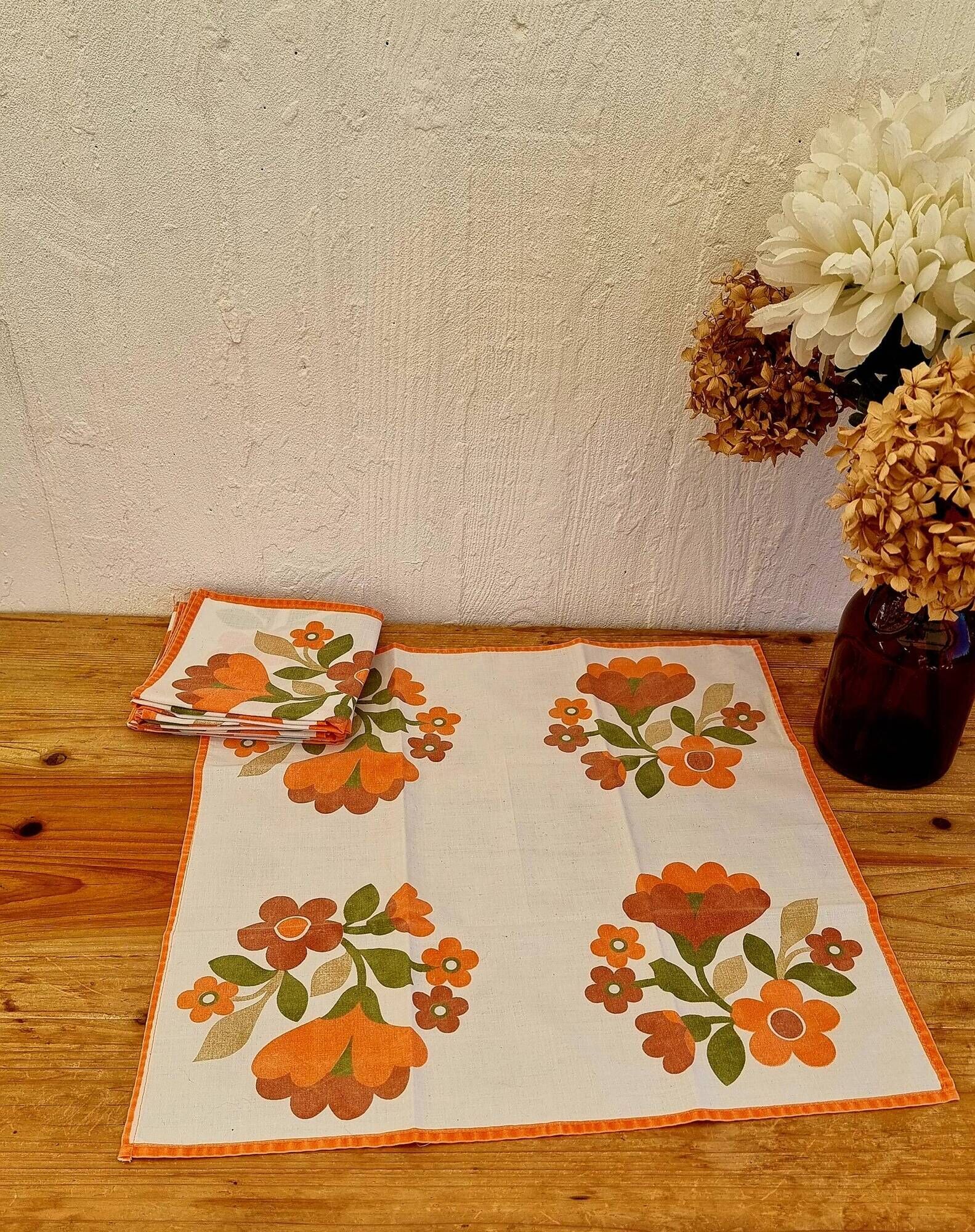 Set of 5 vintage orange flower table napkins from the 70s.