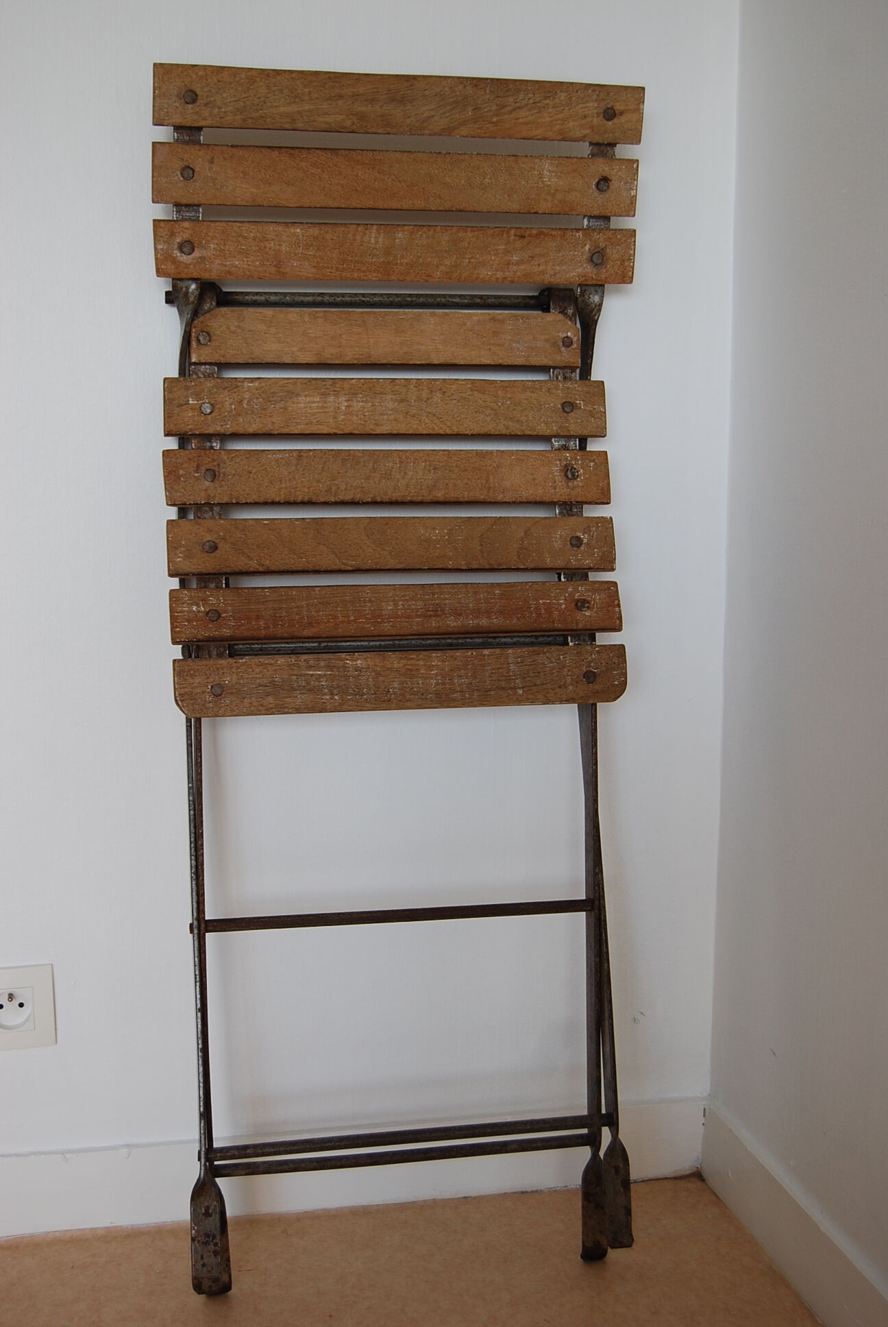 Chairs of wrought iron and wood white