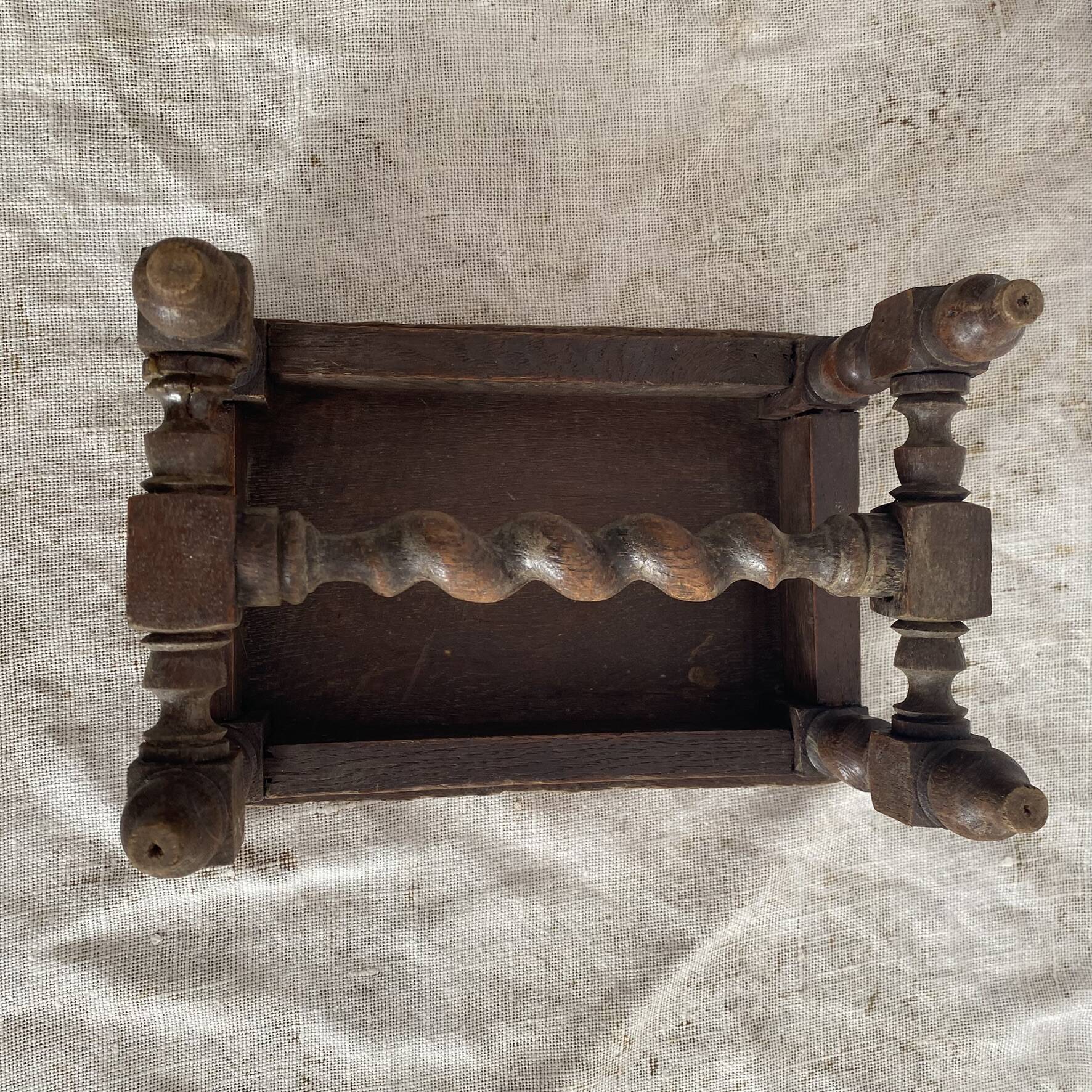 Ancien tabouret bas en bois tourné et gravé