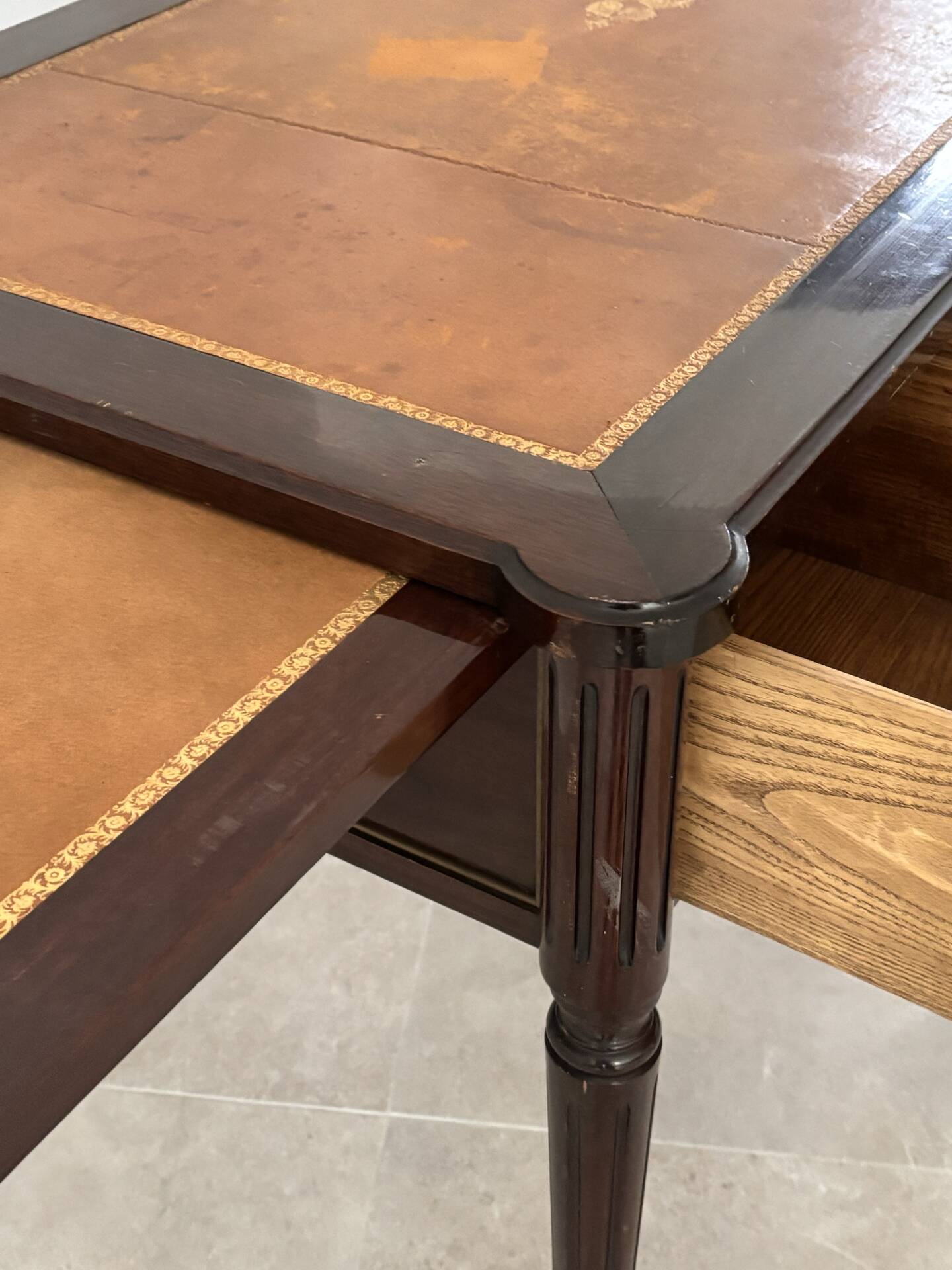 Bureau style Empire en acajou et cuir doré