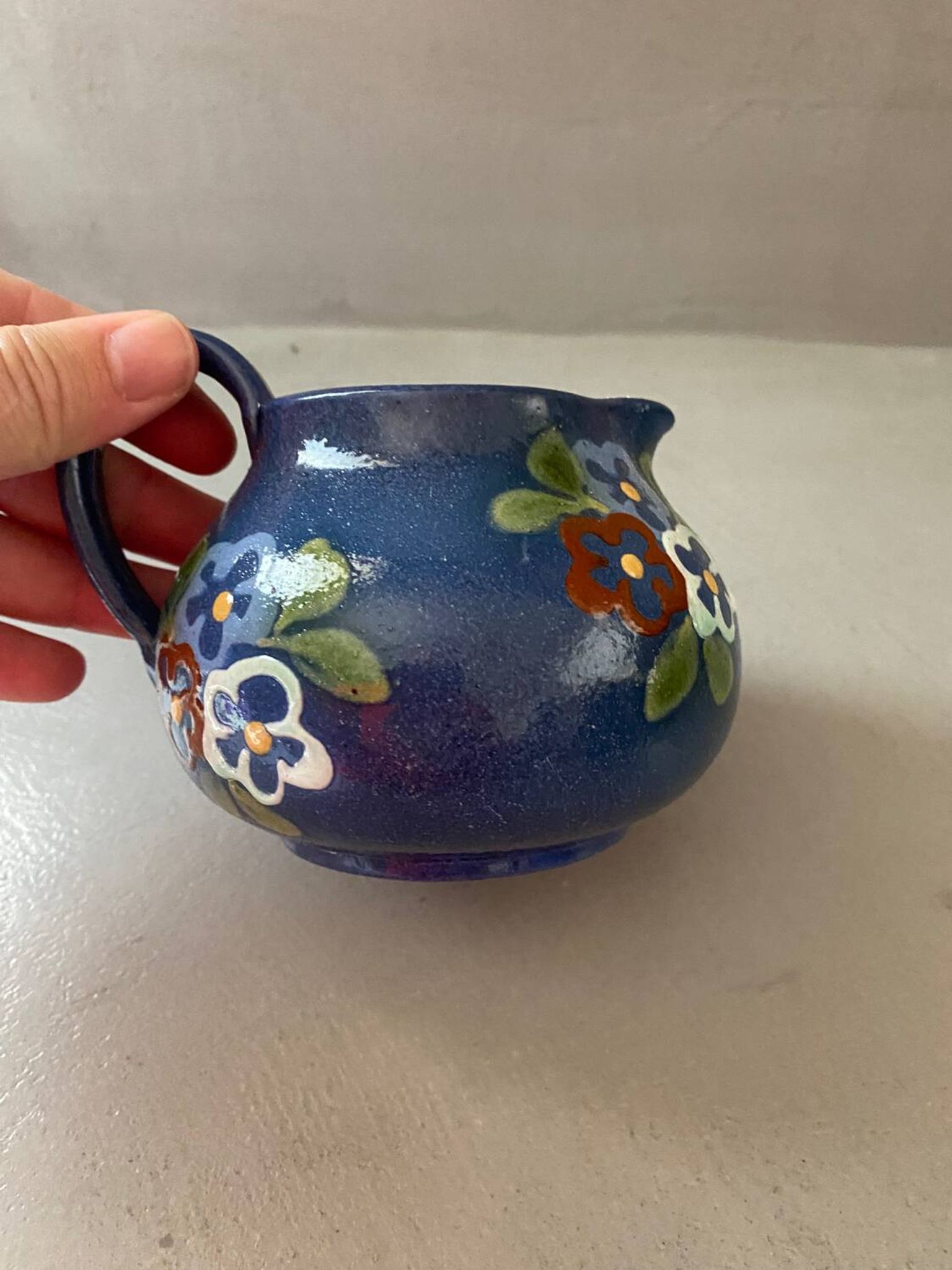 Pichet bleu et fleurs prop art jean garillon soufflenheim alsace