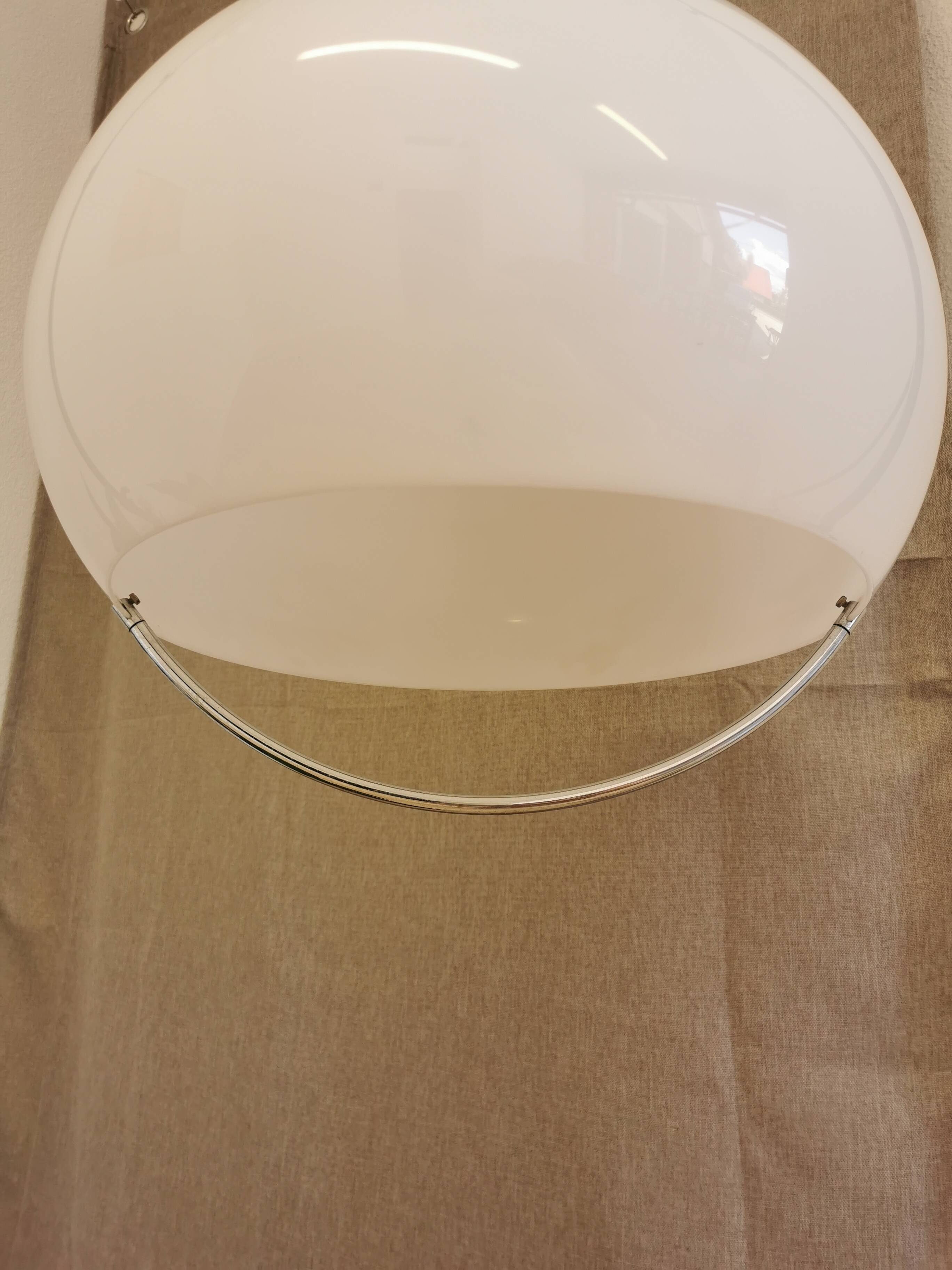 Suspension Meblo blanche vintage : luminaires italiens des années 1970, inspirés de l'ère spatiale.