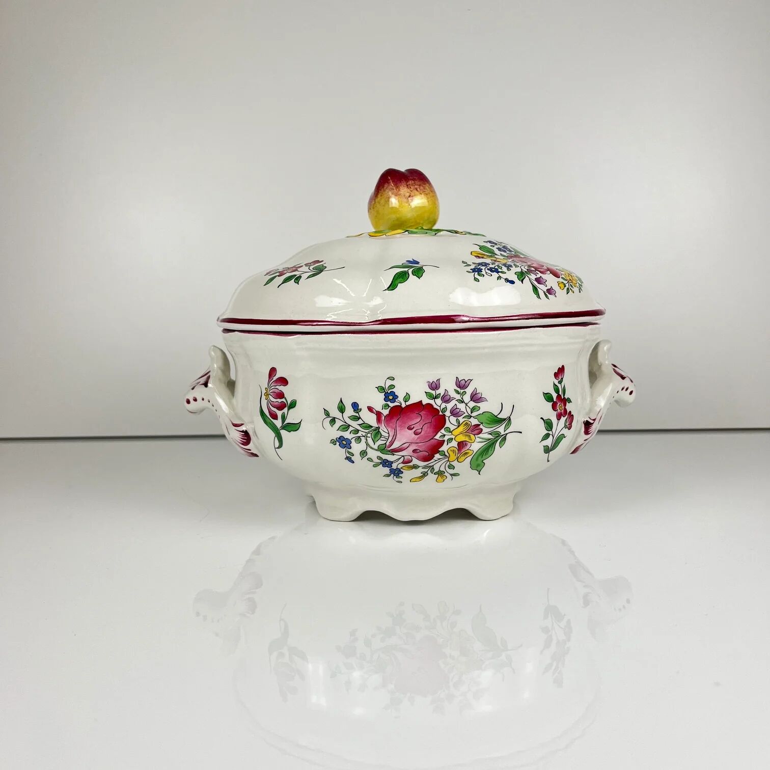 Small soup tureen KG Lunéville, model "Réverbère", rose pattern.
