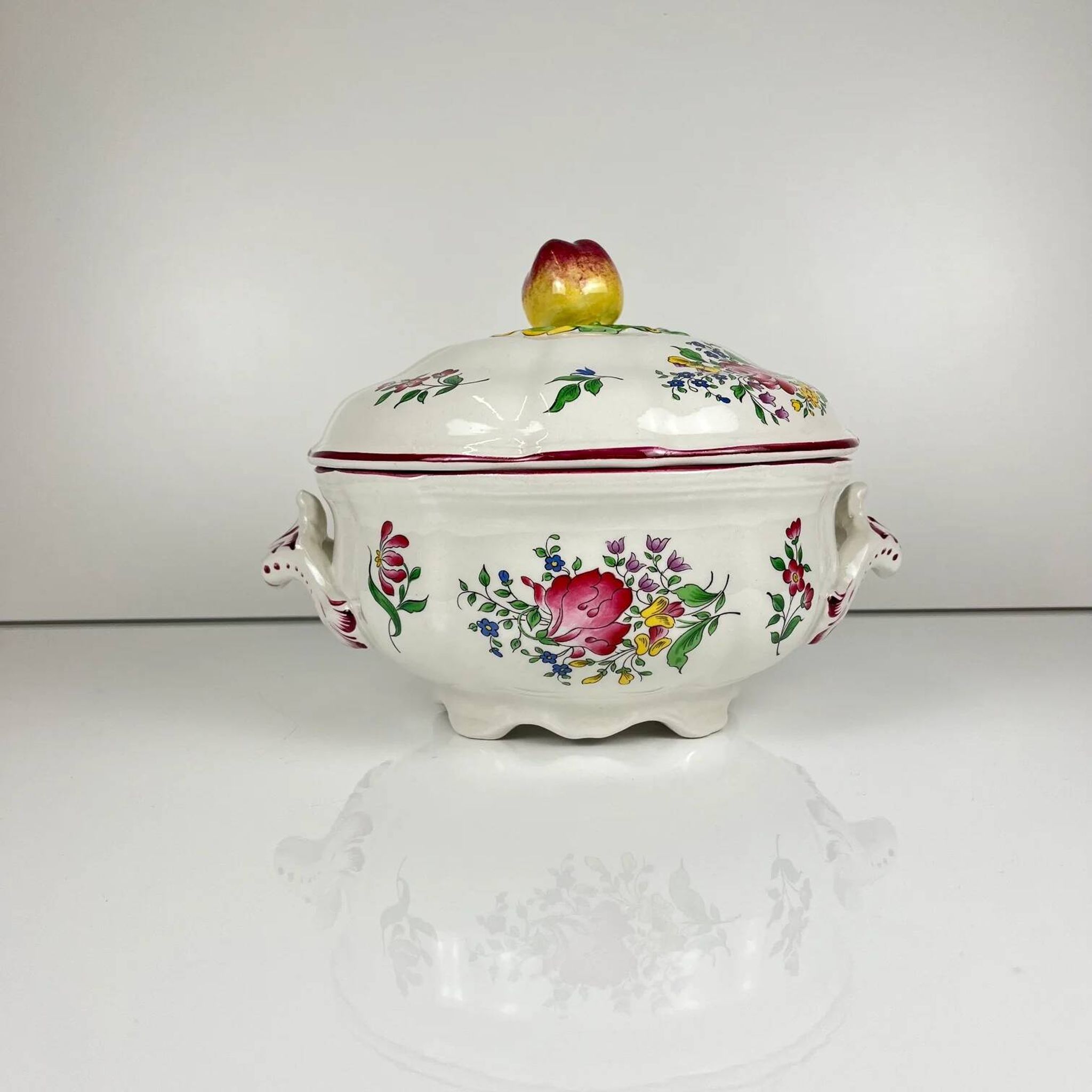 Small soup tureen KG Lunéville, model "Réverbère", rose pattern.
