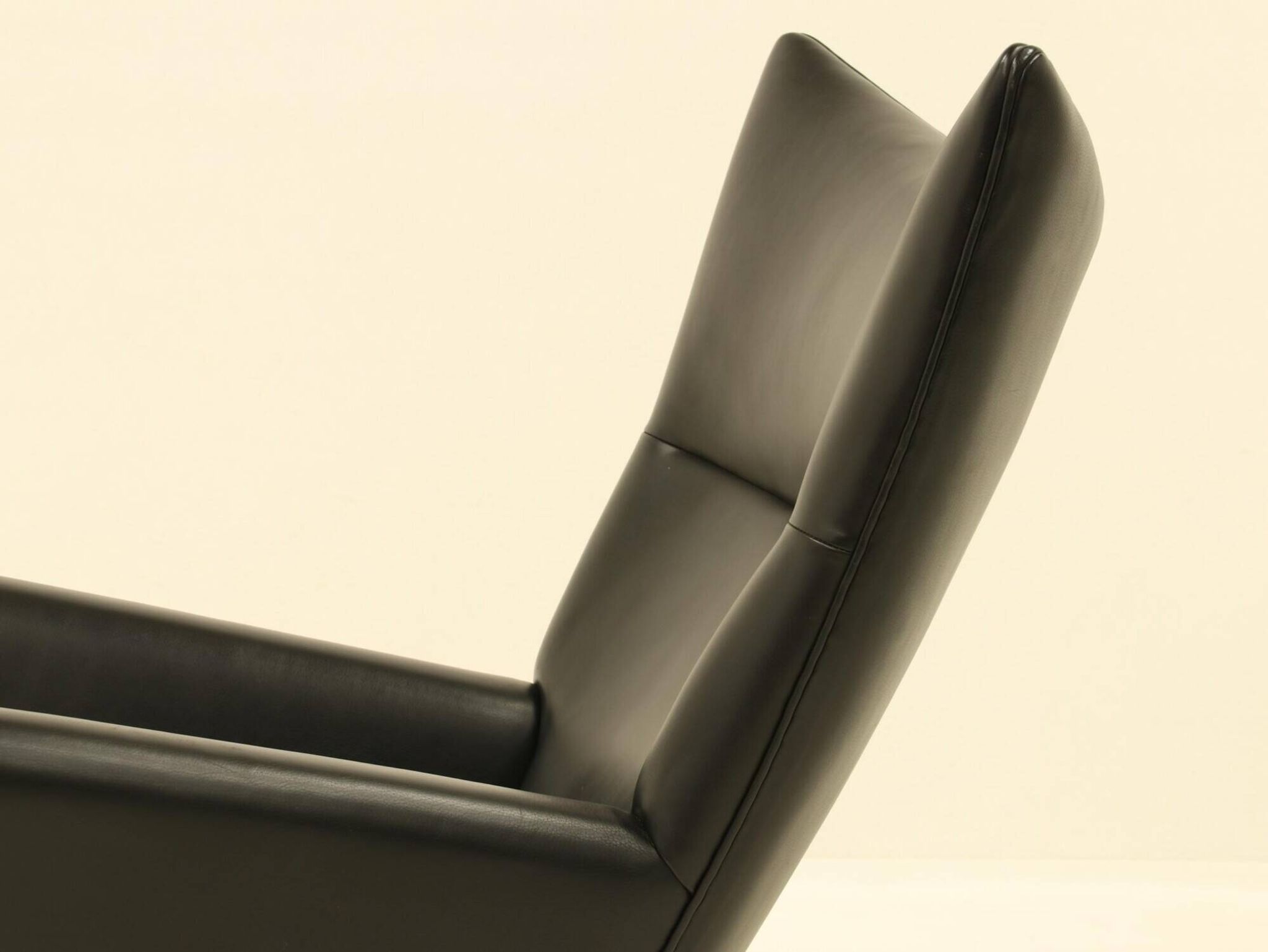 Fauteuil et repose-pieds assorti – CH445 et CH446 – par Hans Wegner