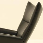 Fauteuil et repose-pieds assorti – CH445 et CH446 – par Hans Wegner