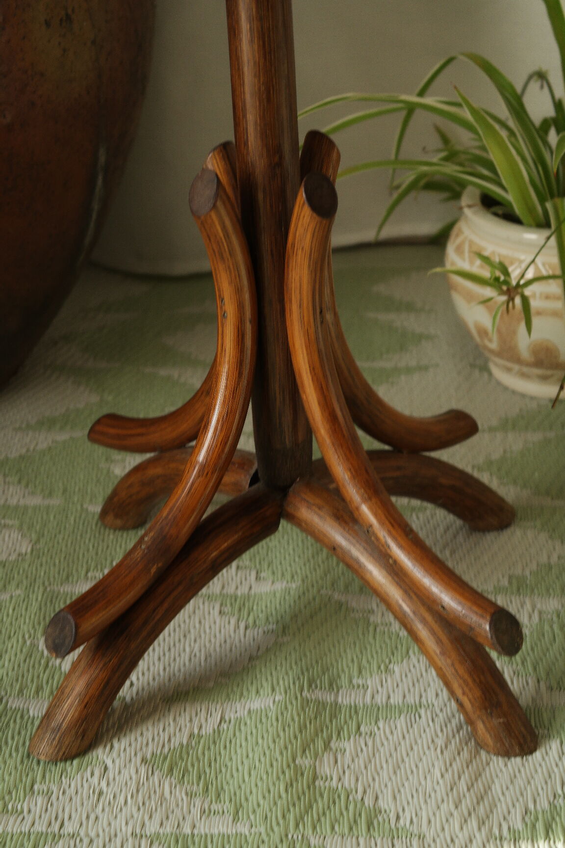 Sole-on-foot door in vintage braided reeded curved wood