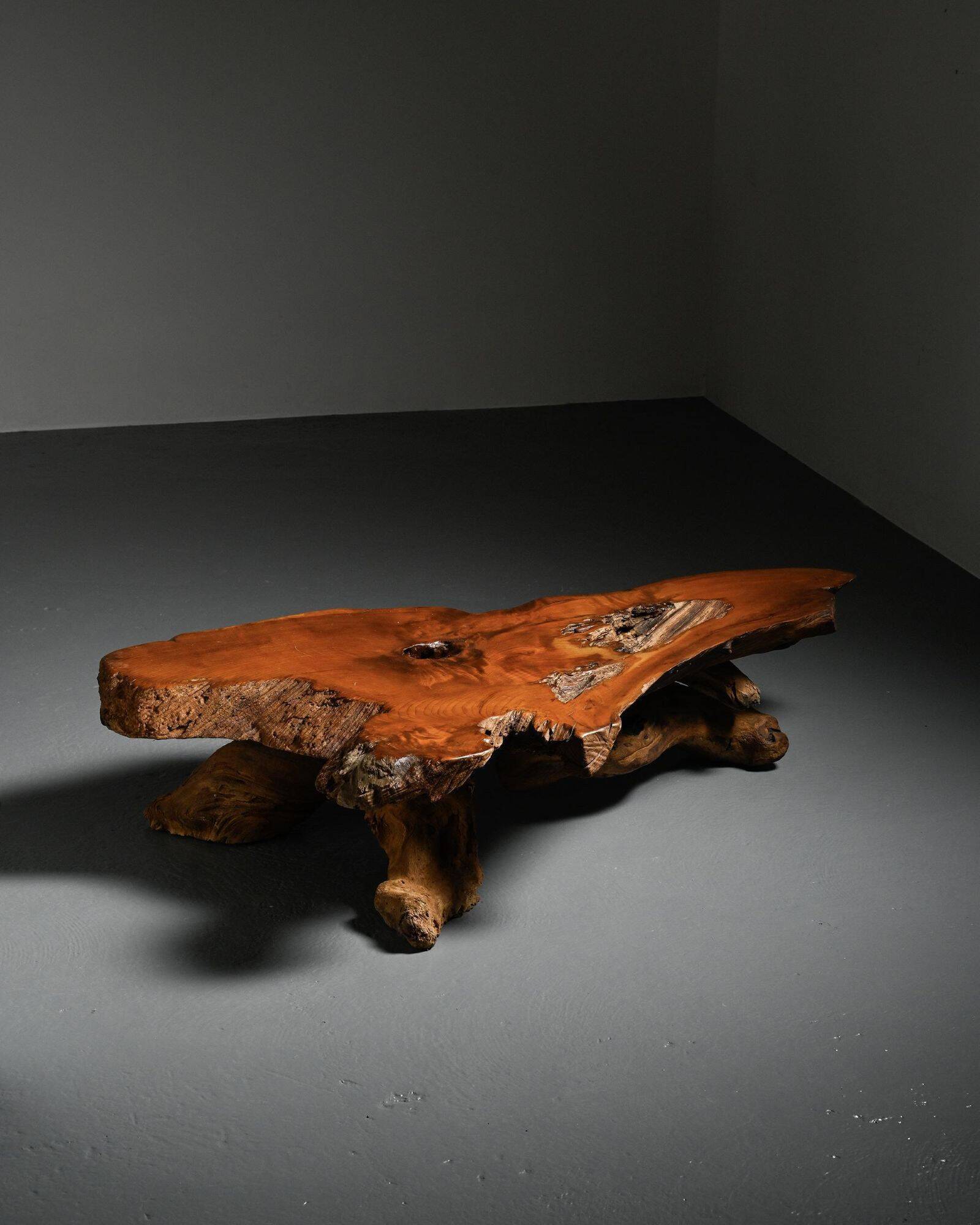 Coffee table made from sequoia root, American craftsmanship, Redwood Park, California, around 1970.