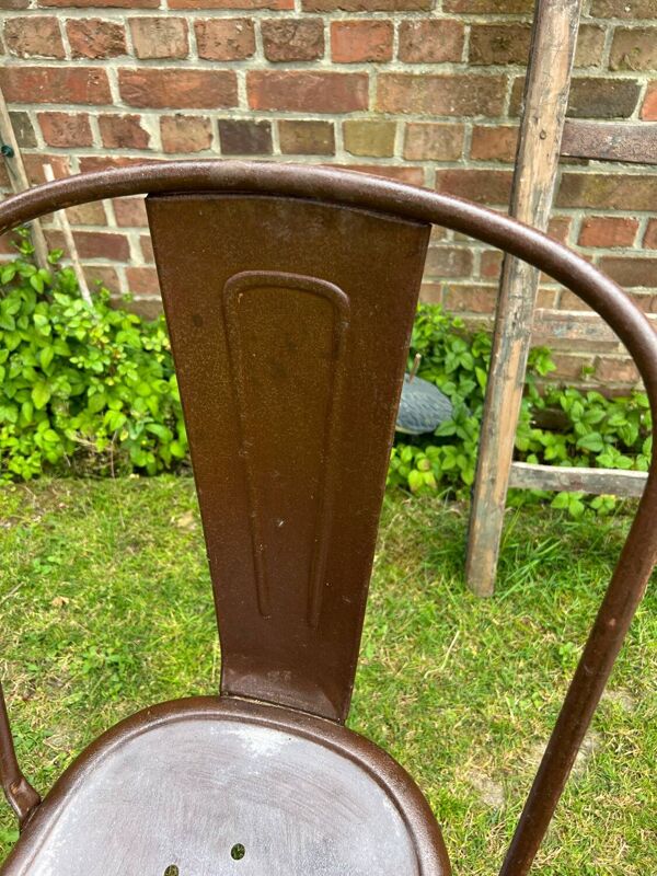 Anciennes chaises en métal de terrasse