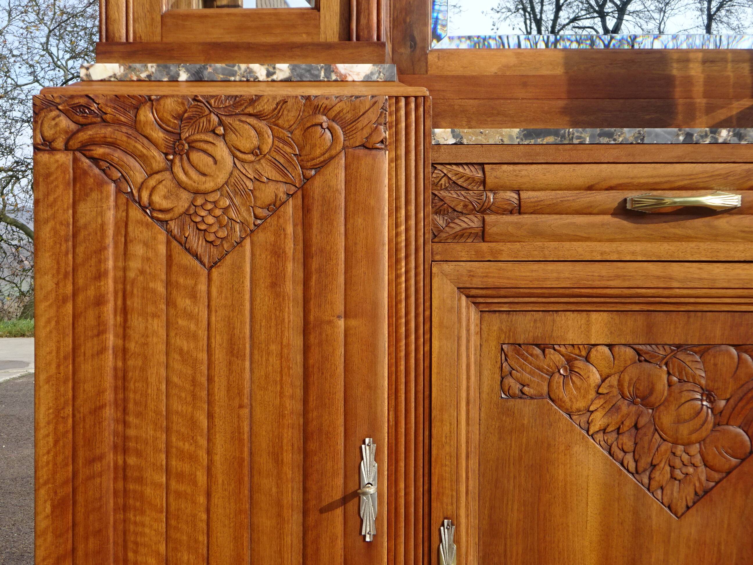 Buffet Art Déco en noyer avec marbres et guérites