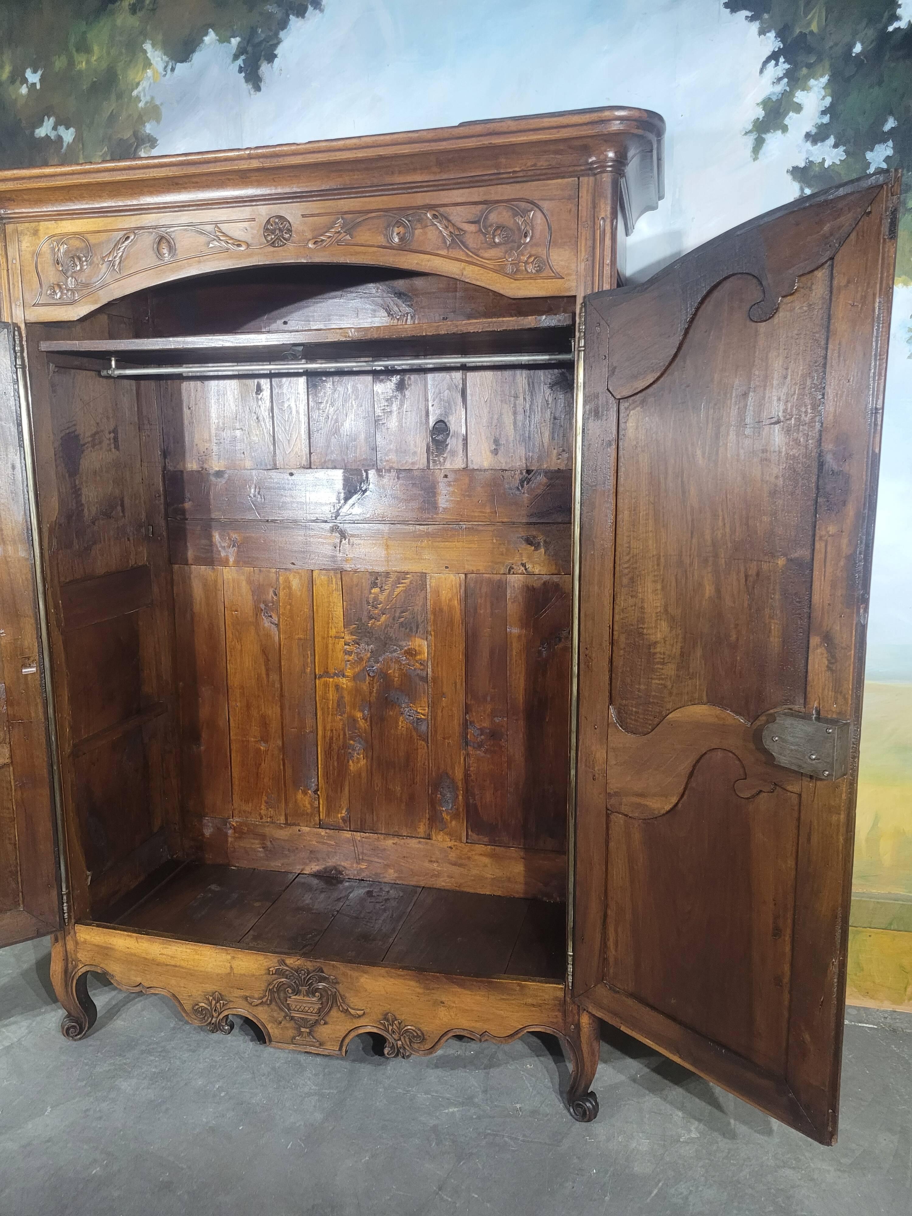 Low walnut cabinet from the late 18th century