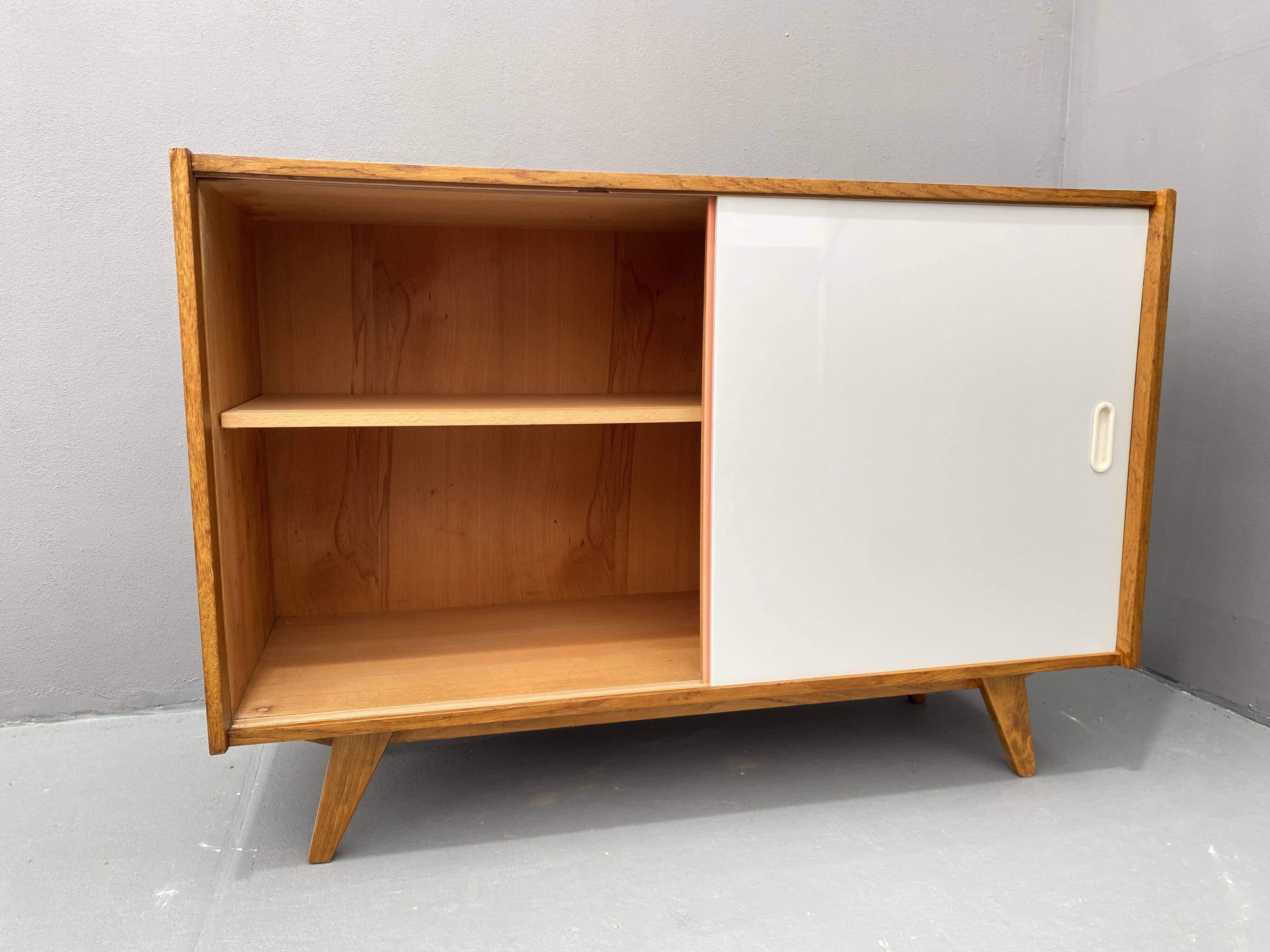 Buffet du milieu du siècle entièrement restauré U-452 par Jiří Jiroutek, années 1960, Tchécoslovaquie