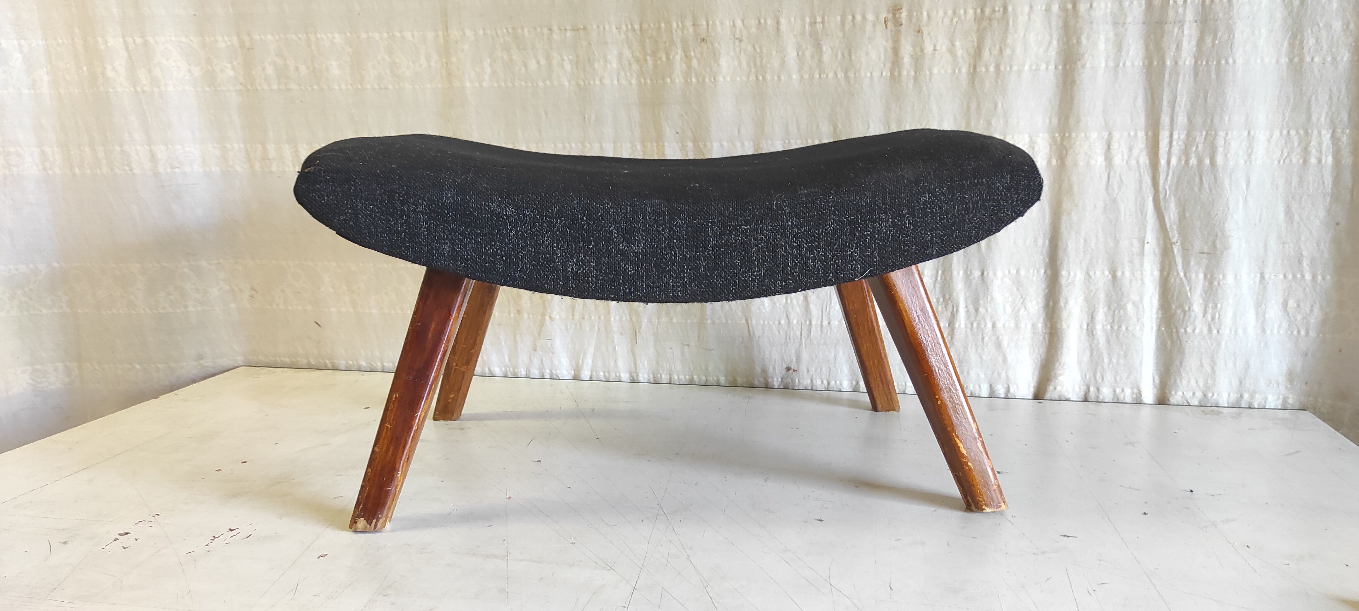 Ottoman modernist in solid wood - 1950s/60s