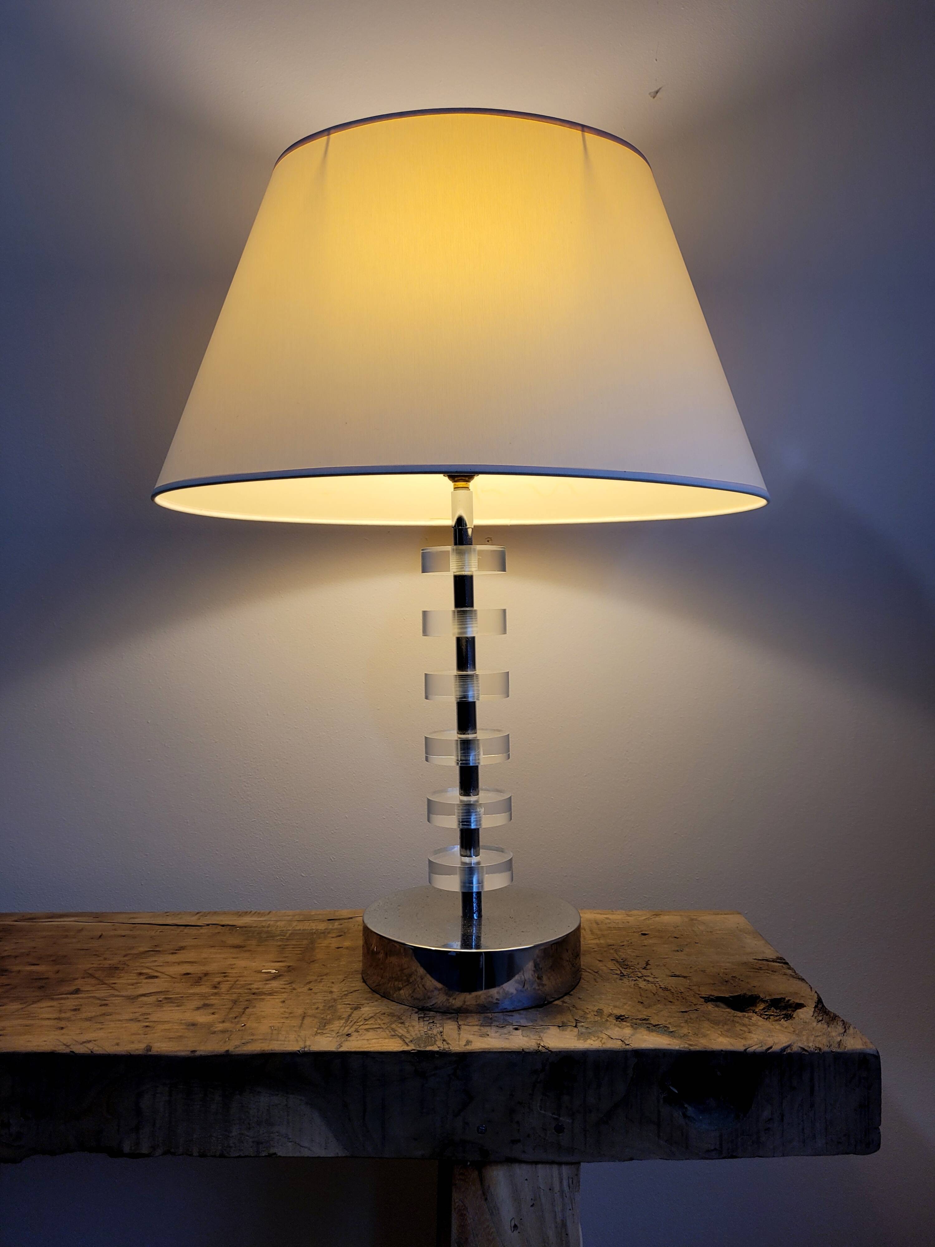 Lampe moderniste en plexiglas et chrome XXe